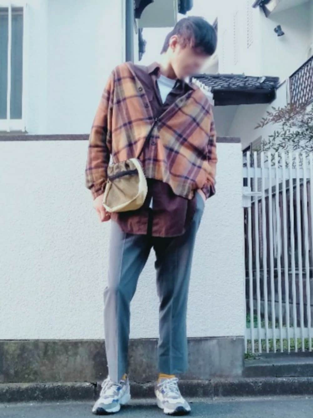 「オーバーチェックシャツ、ロングシャツ、ロンT、キンチャクバッグ、スラックスパンツ、ソックス、スニーカー、おしゃれさんと繋がりたい、いいね、save、フォローお願いします🤑、リング」｜「メルカリのアイテム（アンサンブル、ブラウン系）」を使った、カフェ　さん（メンズ・188cm）の春コーディネートの1枚目の写真