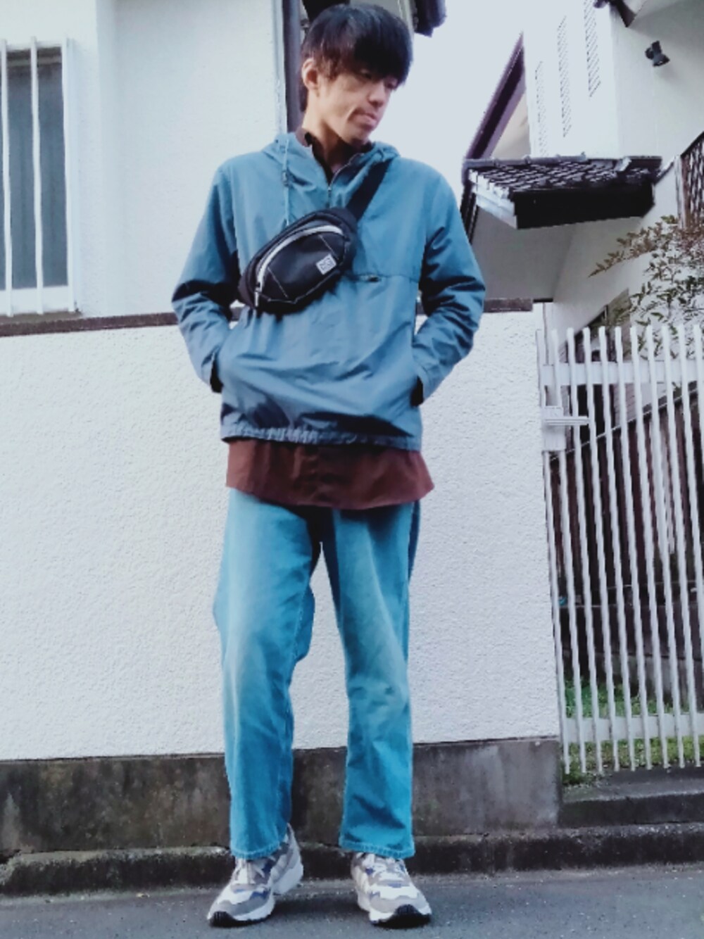 「おしゃれさんと繋がりたい、アノラックパーカー、ロングシャツ、タンクトップ、はるコーデ、リング、ワイドデニムパンツ、ソックス、スニーカー、ショルダーバッグ」｜「kutirのＷポケットロングシャツ（シャツ/ブラウス、ブラウン系）」を使った、カフェ　さん（メンズ・188cm）の春コーディネートの1枚目の写真