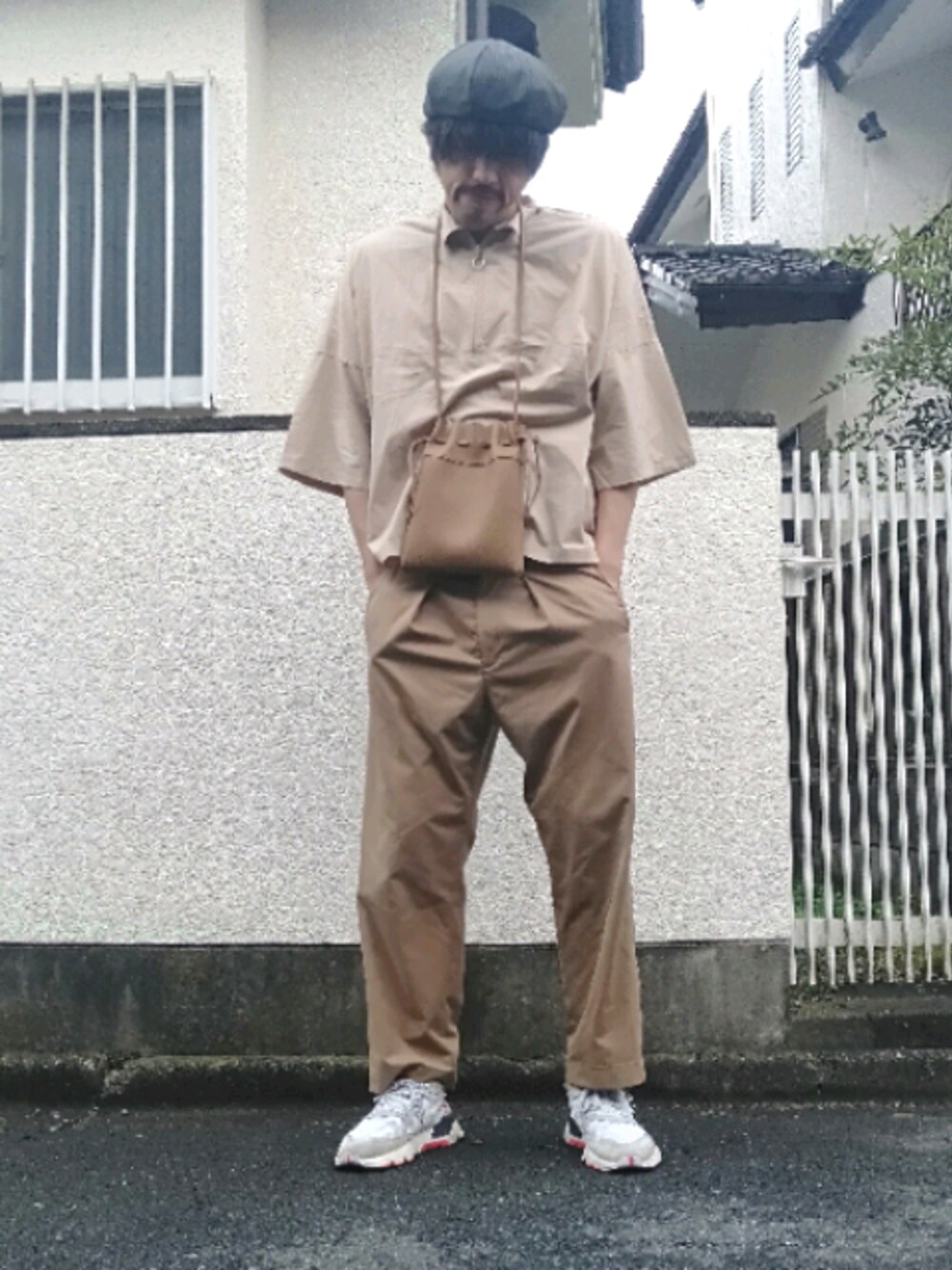 「シンプル、ベージュ、ベレー帽、ハーフジッププルオーバー、キンチャクバッグ、ビエラギャバワイドスラックス、スニーカー、夏コーデ、おしゃれさんと繋がりたい、プチプラ」｜「Discoat Parisienのピンストライプベレー（ハンチング/ベレー帽、グレー系）」を使った、カフェ　さん（メンズ・188cm）の春コーディネートの1枚目の写真