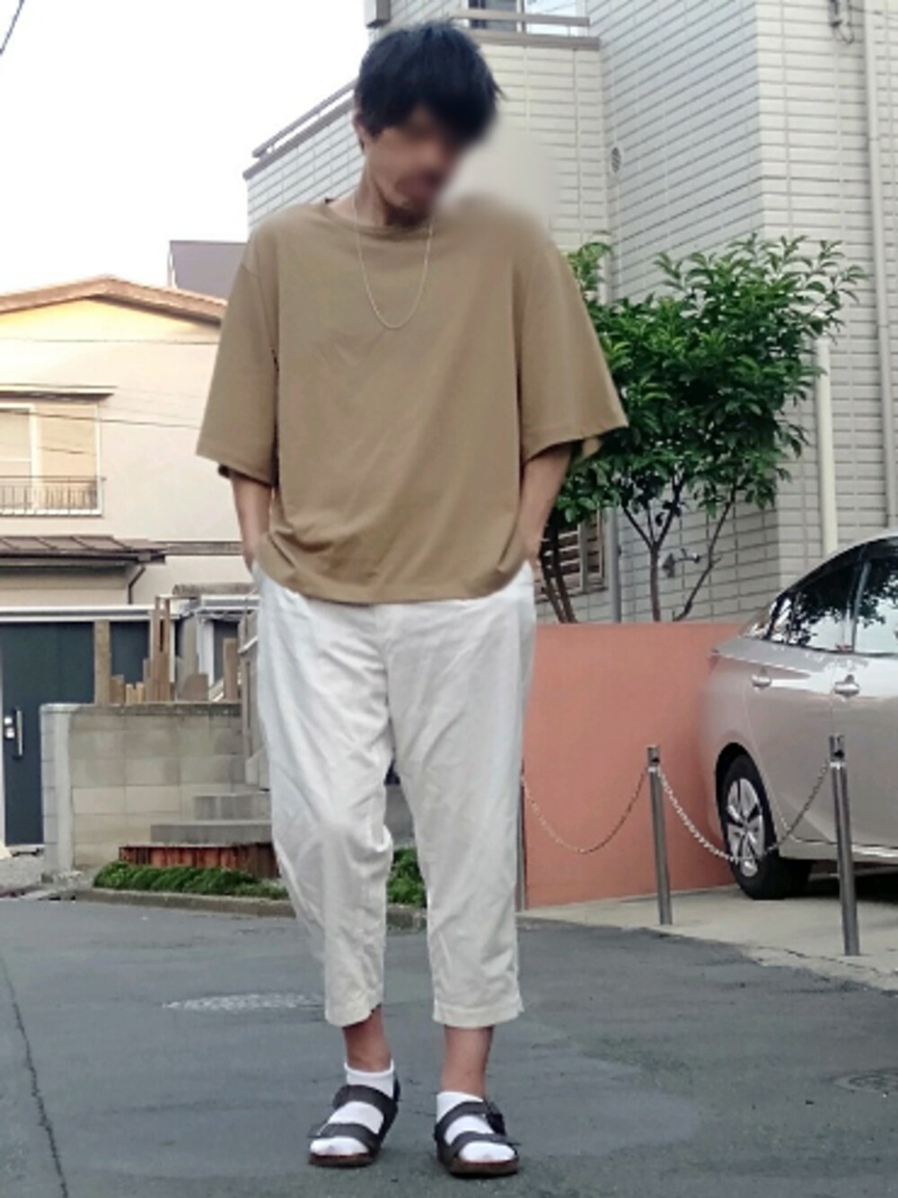 ベージュ系のTシャツ/カットソー、ホワイト系のその他パンツ、ブラウン系のサンダルを着用したメンズの夏コーディネートの1枚目の写真