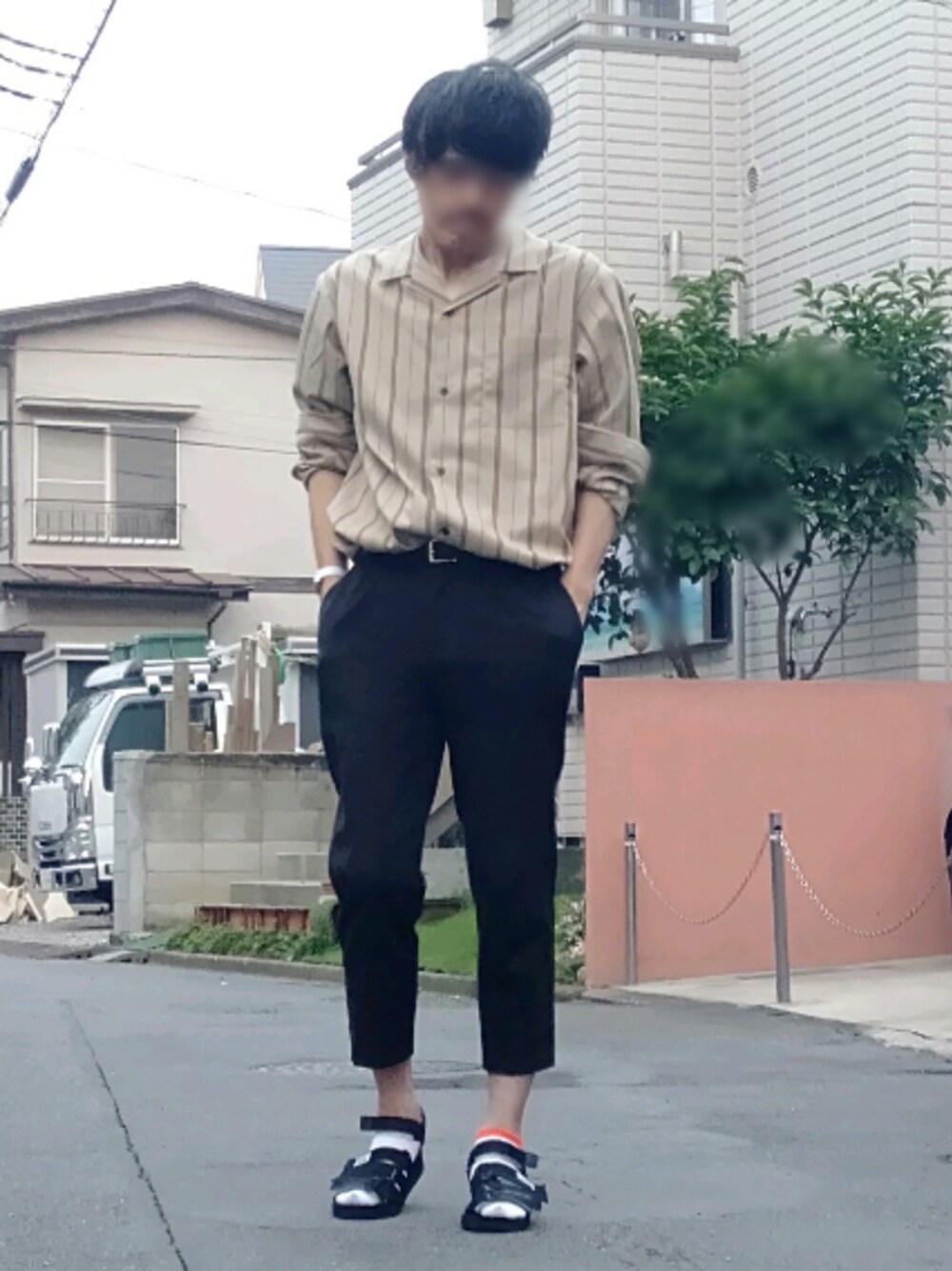 「お洒落さんとつながりたい、夏コーデ、ストライプシャツ、腕時計、リング、アンクルスラックスパンツ、サンダルに靴下、タンクトップ、タックイン、いいね、save、フォローお願いします🤑」｜「GUのアイテム（シャツ/ブラウス、ベージュ系）」を使った、カフェ　さん（メンズ・188cm）の夏コーディネートの1枚目の写真