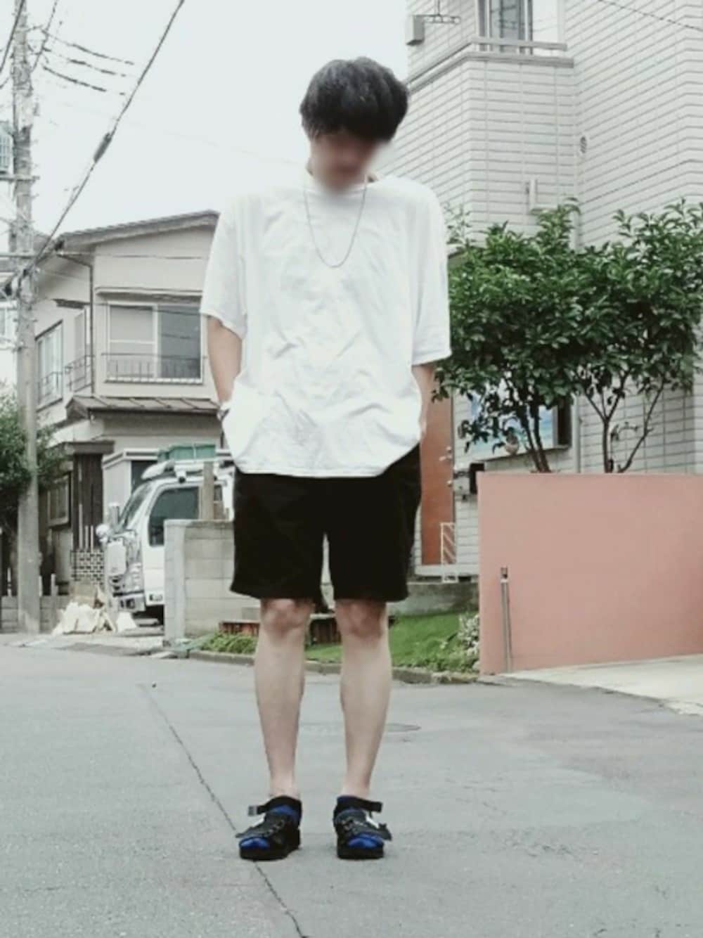 「シャツ好き集まれ、シンプルコーデ、夏コーデ、お洒落さんとつながりたい、ネックレス、オーバーサイズＴ、腕時計、チノハーフパンツ、サンダルに靴下、カジュアルコーデ」｜「ALWAYS GOOD TIMEの【ALWAYSGOODTIME】チェーンロングネックレス（ネックレス、シルバー系）」を使った、カフェ　さん（メンズ・188cm）の夏コーディネートの1枚目の写真