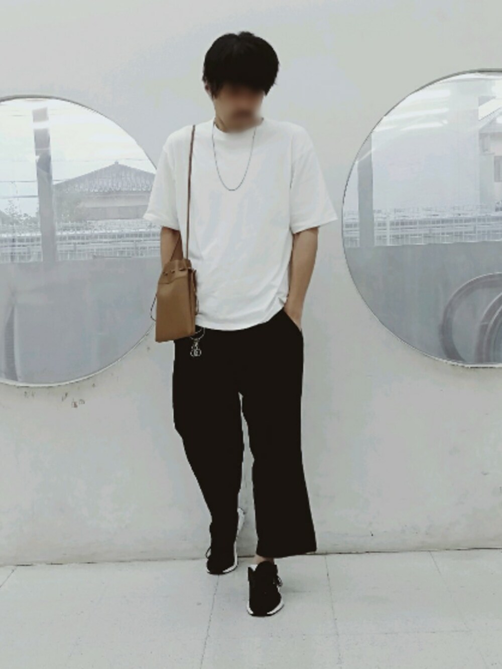 「おしゃれさんと繋がりたい、夏、オーバーサイズシャツ、ネックレス、巾着バッグ、キーリング、 腕時計、ワイドパンツ、スニーカー、いいね、save、フォローお願いします🤑」｜「WYM LIDNMの【WYM LIDNM】HEAVY WEIGHT BASIC BIG-TEE/カットソー（Tシャツ/カットソー、ホワイト系）」を使った、カフェ　さん（メンズ・188cm）の夏コーディネートの1枚目の写真