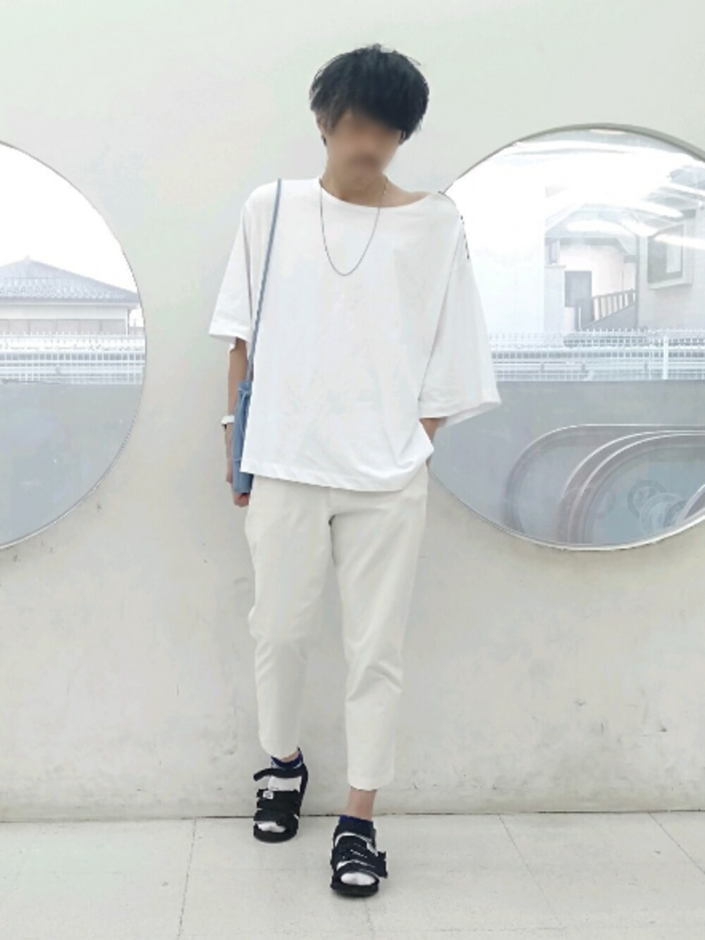 「夏コーデ、お洒落さんとつながりたい、ネックレス、ショルダージップスーパービッグTシャツ、腕時計、巾着バッグ、イージーアンクルパンツ、サンダルに靴下、カジュアルコーデ、シンプルコーデ」｜「ALWAYS GOOD TIMEの【ALWAYSGOODTIME】チェーンロングネックレス（ネックレス、シルバー系）」を使った、カフェ　さん（メンズ・188cm）の夏コーディネートの1枚目の写真