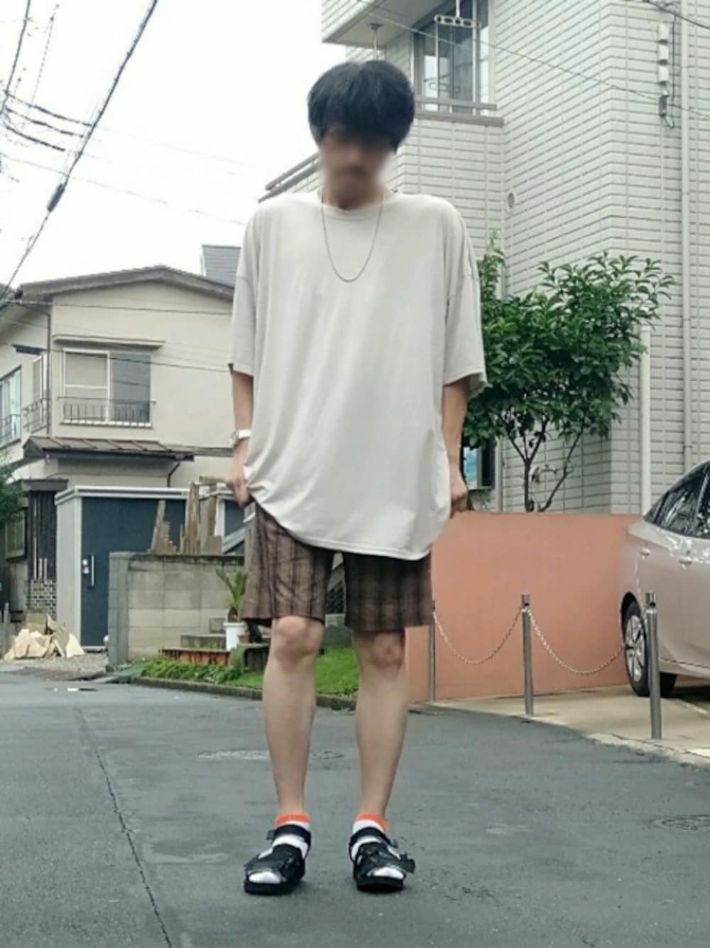 「シンプルコーデ、おしゃれさんと繋がりたい、いいね、save、フォローお願いします🤑、スーパービッグTシャツ、ネックレス、腕時計、DRYチェックチノショーツ、サンダルに靴下、オトナカジュアル、プチプラコーデ」｜「MONO-MARTのスーパービッグシルエットカットソー ドロップショルダー/TRストレッチ（Tシャツ/カットソー、グレー系）」を使った、カフェ　さん（メンズ・188cm）の夏コーディネートの1枚目の写真