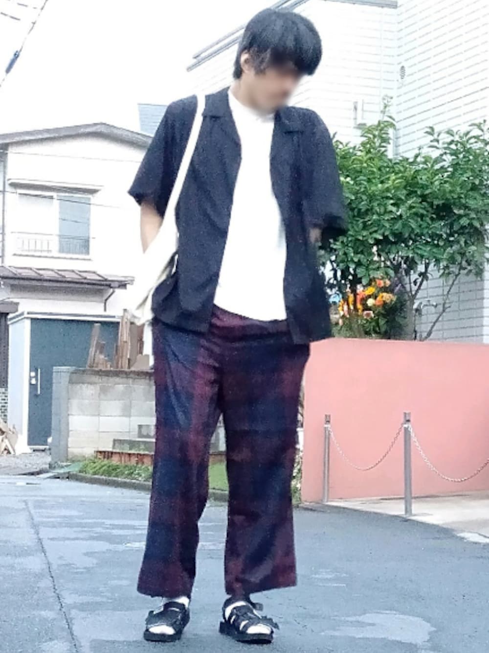 「シャツ好き集まれ、ゆるコーデ、おしゃれさんと繋がりたい、オープンカラーシャツ、オーバーサイズＴ、ネックレス、腕時計、ショルダーバッグ、TRストレッチ タック ワイドパンツ スラックスチェック、サンダルに靴下」｜「WYM LIDNMの【WYM LIDNM】HEAVY WEIGHT BASIC BIG-TEE/カットソー（Tシャツ/カットソー、ホワイト系）」を使った、カフェ　さん（メンズ・188cm）の夏コーディネートの1枚目の写真