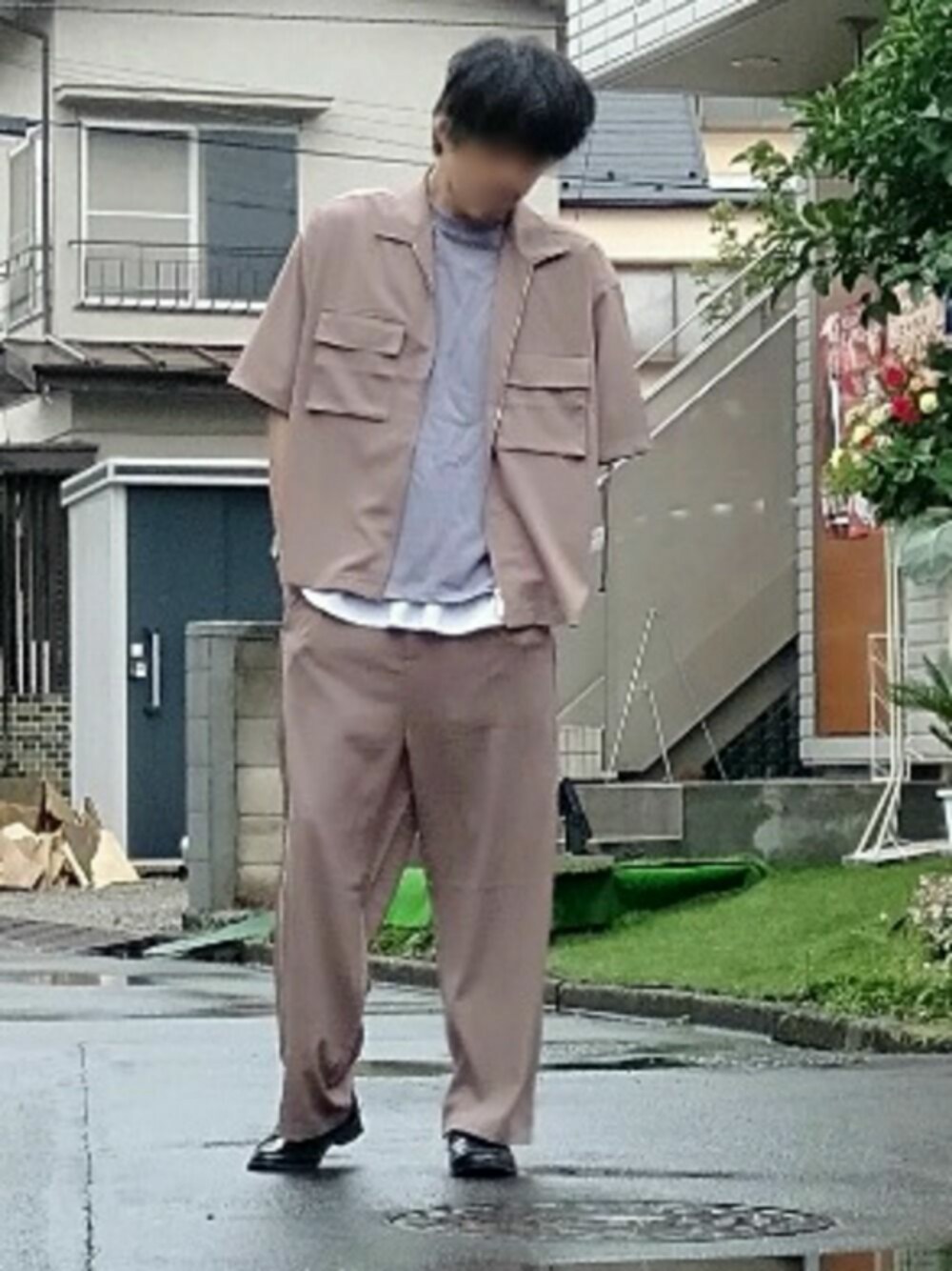 「シンプルコーデ、おしゃれさんと繋がりたい、セットアップ ポリトロストレッチ半袖ビックポケットジップシャ、オーバーサイズＴ、ロングタンクトップ、リング、腕時計、ローファー、シャツ好き集まれ、セットアップ」｜「ASTRONOMYのセットアップ ポリトロストレッチ半袖ビックポケットジップシャツ＆ワイドパンツ（シャツ/ブラウス、グレー系）」を使った、カフェ　さん（メンズ・188cm）の夏コーディネートの1枚目の写真