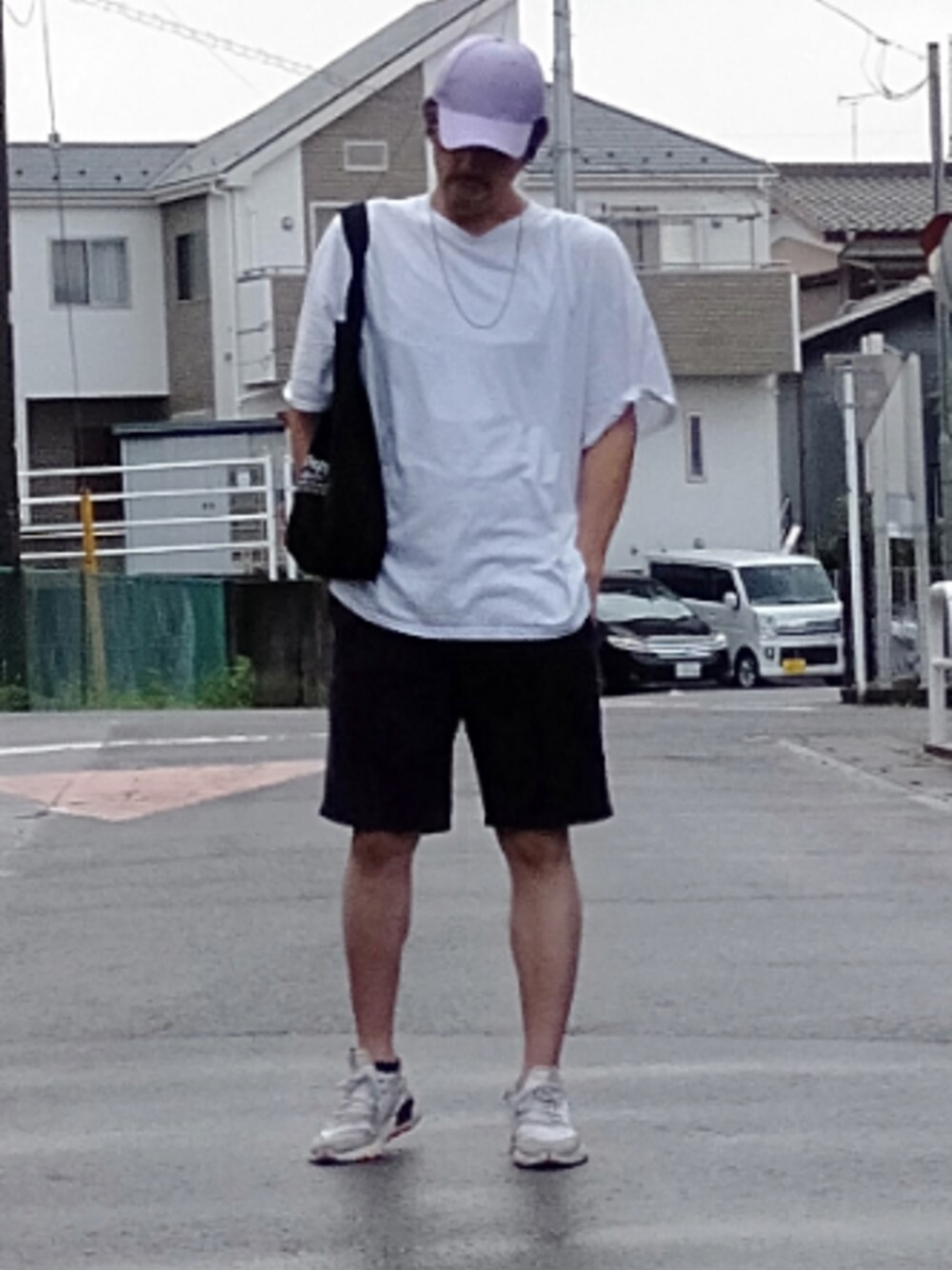 「お洒落さんとつながりたい、スニーカー、シンプルコーデ、カジュアルコーデ、キャップ、ビッグサイズT、ネックレス、腕時計、トートバッグ、チノハーフパンツ」｜「キャップのアイテム（キャップ、パープル系）」を使った、カフェ　さん（メンズ・188cm）の夏コーディネートの1枚目の写真