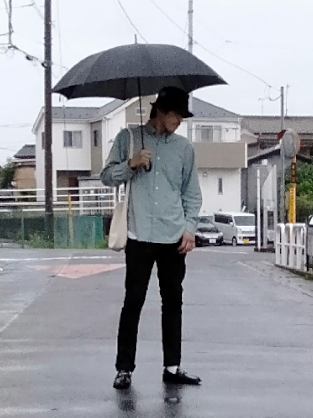 「おしゃれさんと繋がりたい、GU、パケットハット、オックスフォードシャツ、ロングタンクトップ、バングル、腕時計、ショルダーバッグ、黒スキニー、ローファー」｜「UNIQLOのアイテム（ハット、ブラック系）」を使った、カフェ　さん（メンズ・188cm）の夏コーディネートの1枚目の写真