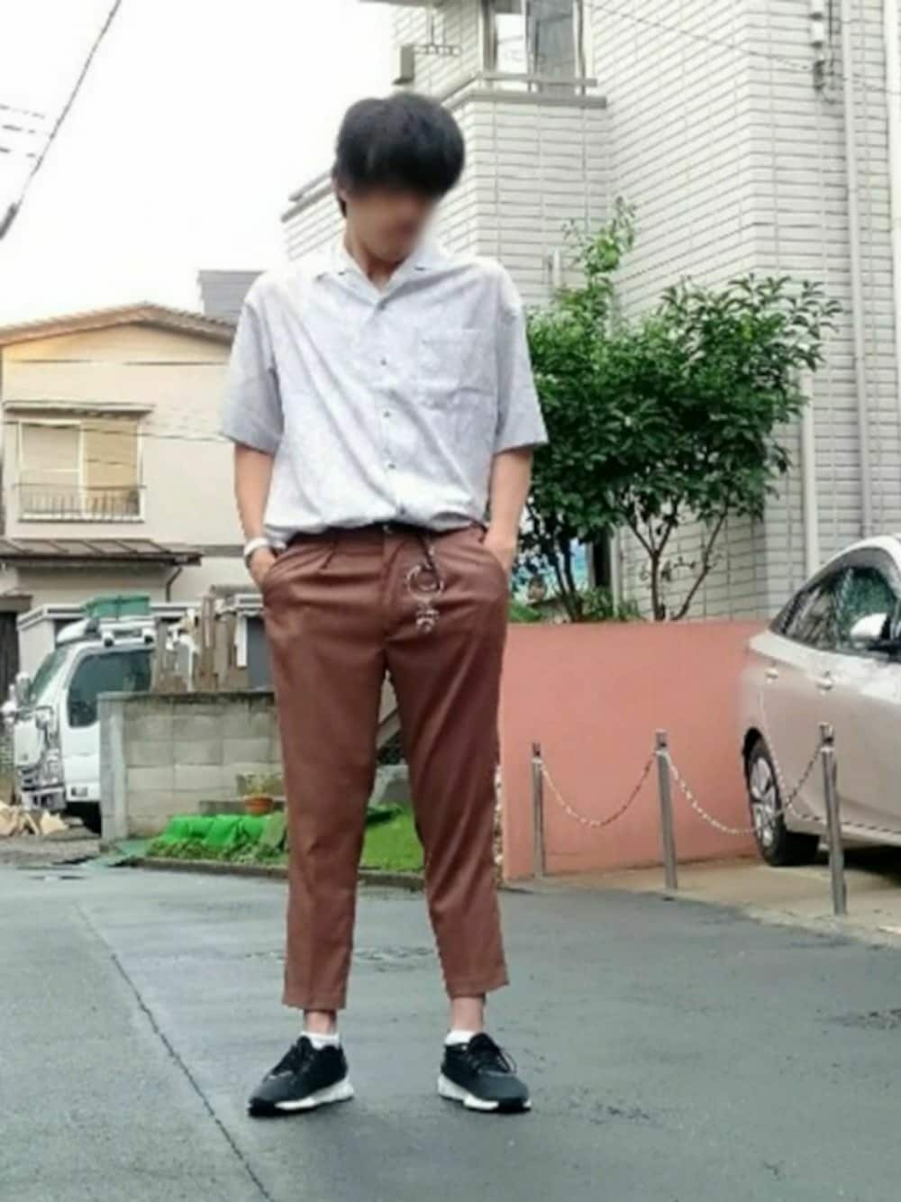 「シンプルコーデ、お洒落さんとつながりたい、パイソン柄オープンカラーシャツ、ロングタンクトップ、腕時計、キーリング、細ベルト、夏コーデ、アンクルスラックスパンツ、スニーカー」｜「WYM LIDNMの【WYM LIDNM】VINTAGE PATTERNED OPEN COLLAR SHIRT/オープンカラーシャツ（シャツ/ブラウス、グレー系）」を使った、カフェ　さん（メンズ・188cm）の夏コーディネートの1枚目の写真