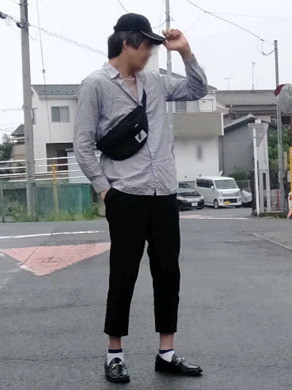 「お洒落さんとつながりたい、夏コーデ、キャップ、ギンガムチェックシャツ、オーバーサイズＴ、バングル、腕時計、ウエストバッグ、アンクルスラックスパンツ、ローファー」｜「UNIQLOのアイテム（シャツ/ブラウス、グレー系）」を使った、カフェ　さん（メンズ・188cm）の夏コーディネートの1枚目の写真