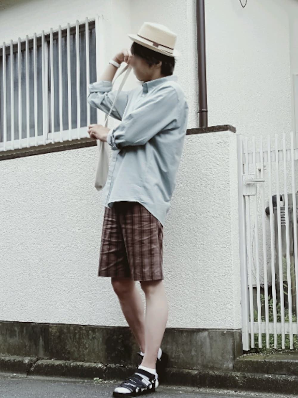 「おしゃれさんと繋がりたい、カンカン帽、オックスフォードシャツ、腕時計、チェックハーフパンツ、サンダルに靴下、きれいめカジュアル、プチプラコーデ、シンプル、ショルダーバッグ」｜「GUのアイテム（シャツ/ブラウス、グリーン系）」を使った、カフェ　さん（メンズ・188cm）の夏コーディネートの1枚目の写真