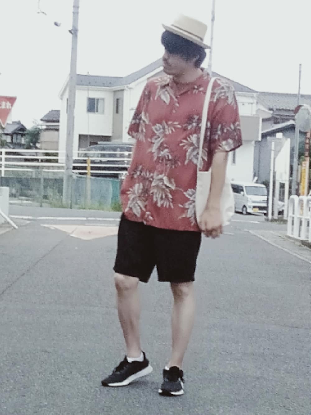 「シンプル、プチプラコーデ、お洒落さんとつながりたい、カンカン帽、アロハシャツ、Tシャツ、チノハーフパンツ、スニーカー、ショルダーバッグ、腕時計」｜「LIDNMのLIDnM / リドム マイクロスエードショルダーバッグ（ショルダーバッグ、ホワイト系）」を使った、カフェ　さん（メンズ・188cm）の夏コーディネートの1枚目の写真