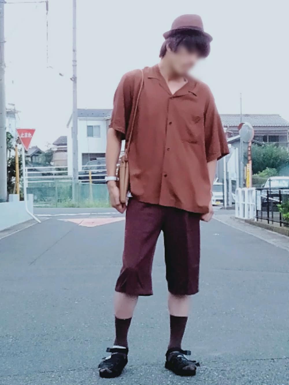 「おしゃれさんと繋がりたい、ワントーンコーデ、むぎわらハット　ブラウン、オーバーサイズオープンカラーシャツ、バングル、腕時計 ホワイト、巾着バッグ、ワイドショーツ、ソックス×サンダル、ブラウンコーデ」｜「GUのアイテム（シャツ/ブラウス、ブラウン系）」を使った、カフェ　さん（メンズ・188cm）の夏コーディネートの1枚目の写真