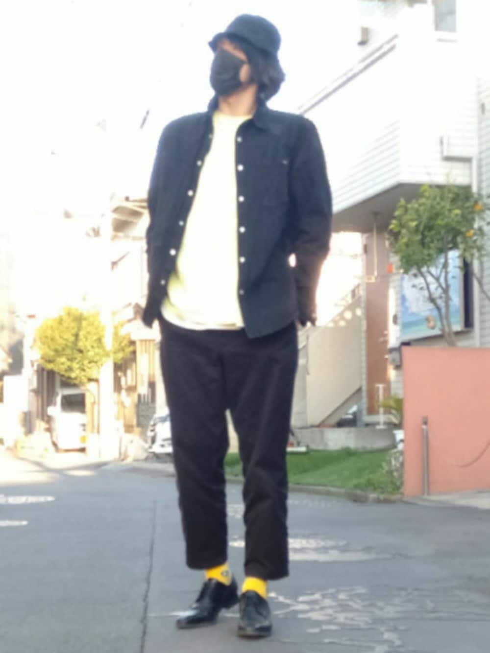 「パケットハット、おしゃれさんと繋がりたい、ダメージデニムジャケット、カラーTシャツ、ロングタンクトップ、リング2個付け、スラックスパンツ、カラーソックス、ドレスシューズ」｜「THE NORTH FACEのアイテム（ハット、ブラック系）」を使った、カフェ　さん（メンズ・188cm）の春コーディネートの1枚目の写真