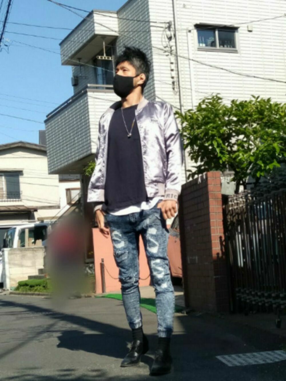 「はるコーデ、MBマスクコード、スタジャン、カジュアルコーデ、エアリズムコットンオーバーサイズTシャツ(５分袖)、ネックレスリング２個重ね付け、ダメージデニムパンツ、ドレスシューズ」｜「ALWAYS GOOD TIMEの【ALWAYSGOODTIME】チェーンロングネックレス（ネックレス、シルバー系）」を使った、カフェ　さん（メンズ・188cm）の春コーディネートの1枚目の写真