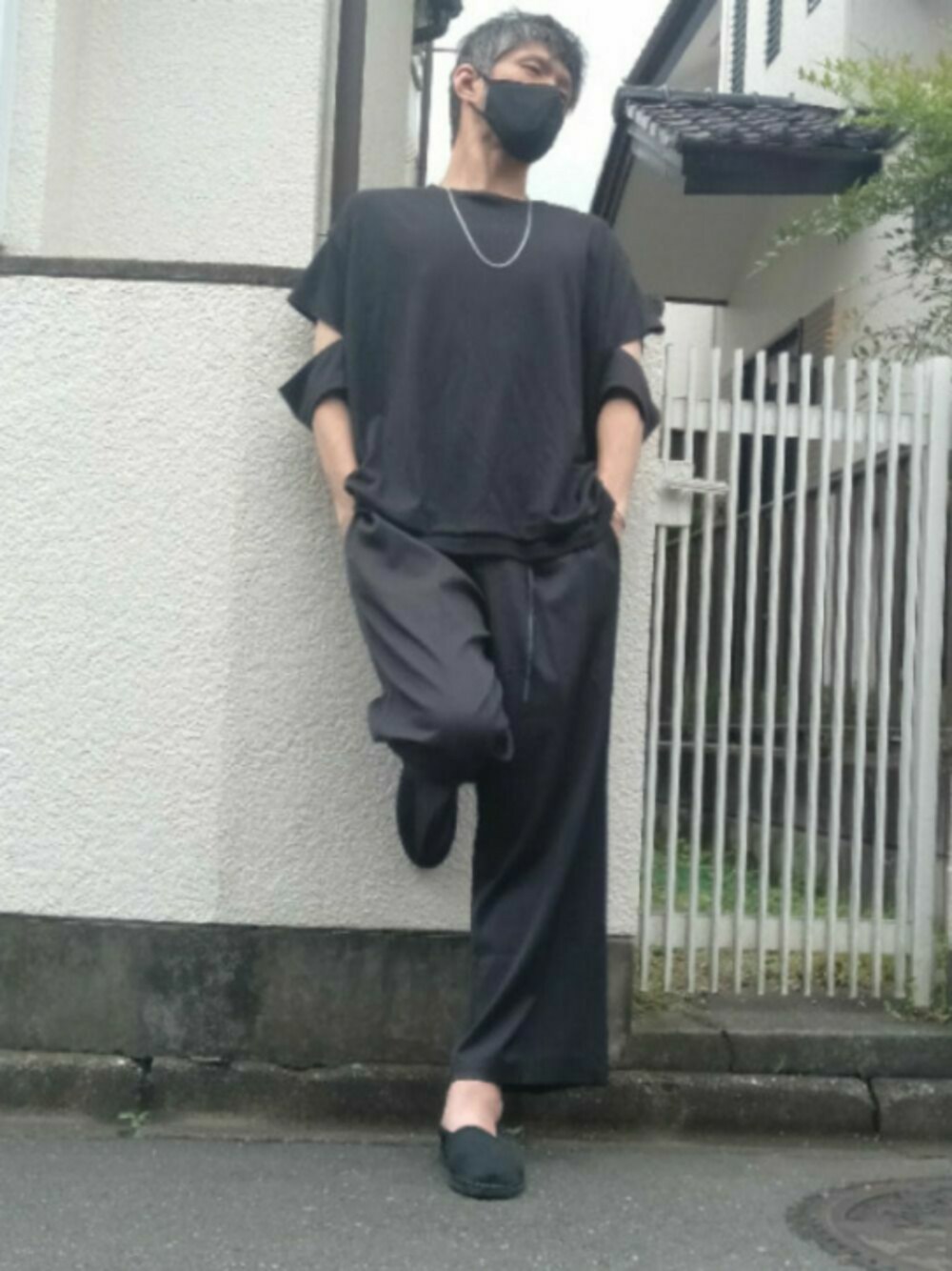 「夏、おしゃれさんと繋がりたい、デザインTシャツ、ネックレス、バングル、スラックスパンツ、エスパドリーユ、いいね、save、フォローお願いします🤑」｜「ZIP FIVEのバングル（バングル/リストバンド、その他）」を使った、カフェ　さん（メンズ・188cm）の夏コーディネートの1枚目の写真