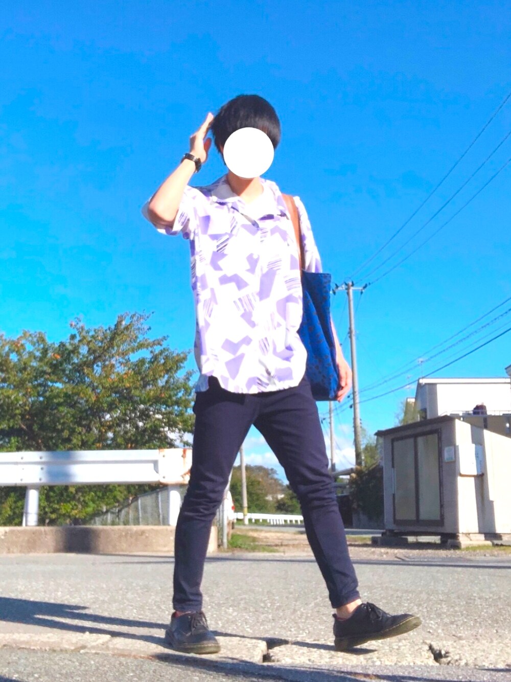 ホワイト系のシャツ/ブラウス、ブルー系のチノパンツ、ブルー系のバッグを着用したメンズの秋コーディネートの1枚目の写真