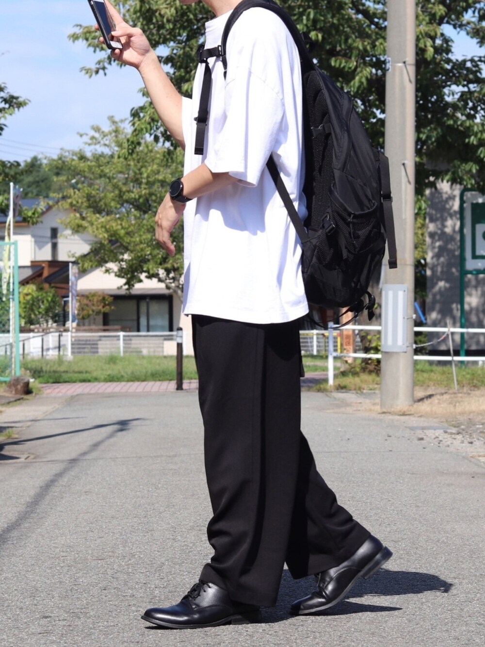 「シンプル、オーバーサイズ、プチプラ、リュック、ドレスシューズ、革靴、ワイドパンツ、スラックス、モノトーン、ゆるコーデ」｜「MONO-MARTのTRタックワイドパンツ テーパードスラックス フレアワイドパンツ（スラックス、ブラック系）」を使った、えーと ☘🐝さん（メンズ・169cm）の秋コーディネートの1枚目の写真