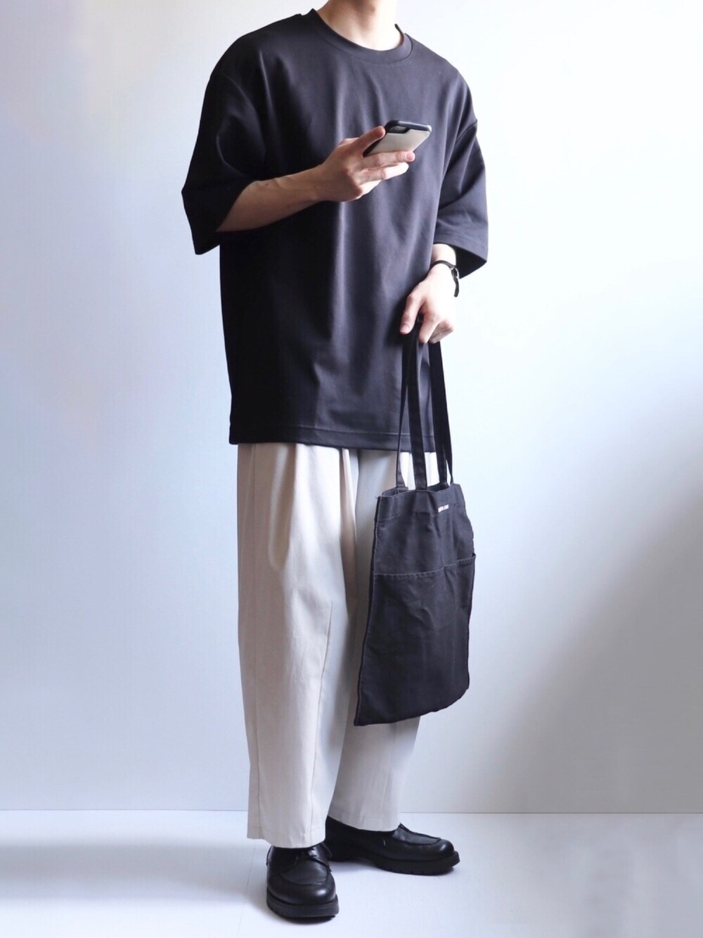 「ゆるコーデ、モノトーン、ビッグシルエット、ユニクロコーデ、UNIQLO、プチプラ、トートバッグ、白パンツ、夏コーデ、Tシャツ」｜「UNIQLOのエアリズムコットンオーバーサイズTシャツ（5分袖）（Tシャツ/カットソー、ブラック系）」を使った、えーと ☘🐝さん（メンズ・170cm）の春コーディネートの1枚目の写真