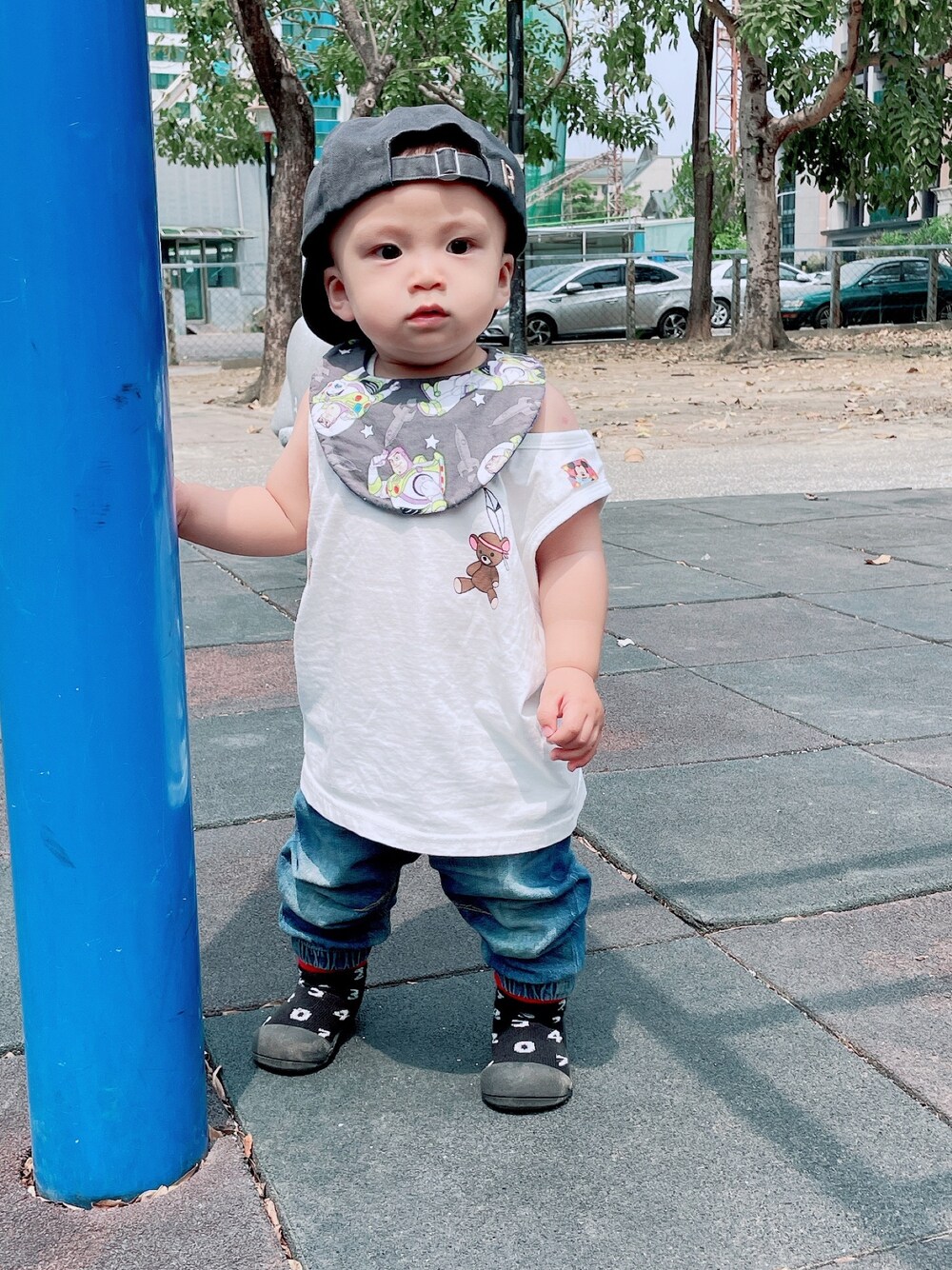「ootd、夏、街頭穿搭、oversize、男の子、子供服、夏コーデ、可愛い、日系極簡、休閒」｜「正韓のアイテム（タンクトップ、ホワイト系）」を使った、米奇寶包さん（キッズ・120cm）の春コーディネートの1枚目の写真