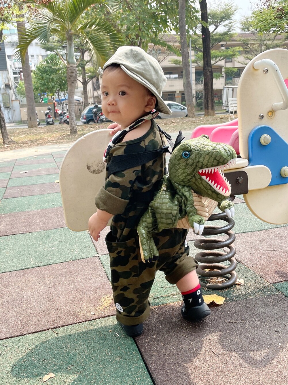 「ootd、夏、街頭穿搭、oversize、子供服、休閒、Cute、恐龍背包、日系極簡、基礎款」｜「SOU･SOUのアイテム（シューズ、ブラック系）」を使った、米奇寶包さん（キッズ・80cm）の春コーディネートの1枚目の写真