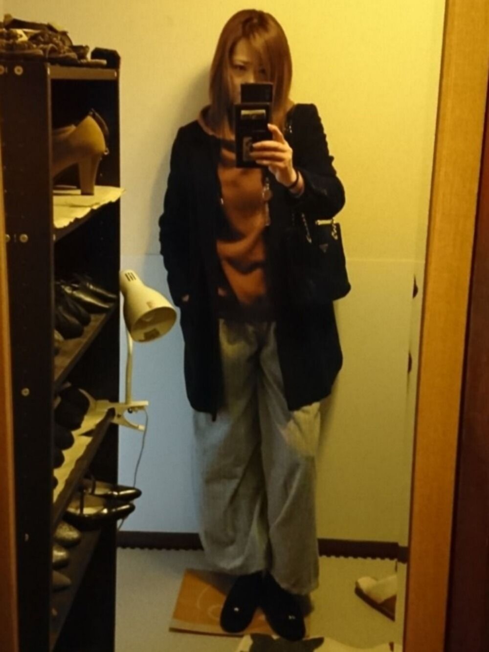 「PRADAのアイテム（ショルダーバッグ、ブラック系）」を使った、 yukiさん（レディース・168cm）の冬コーディネートの1枚目の写真