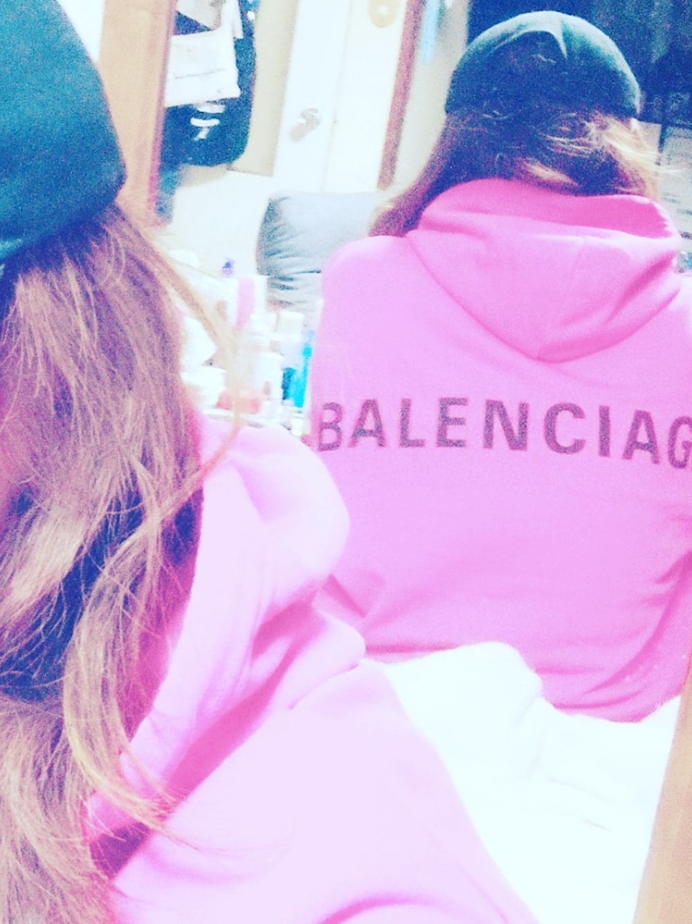 「BALENCIAGAのアイテム（パーカー、ピンク系）」を使った、 yukiさん（レディース・168cm）の夏コーディネートの1枚目の写真