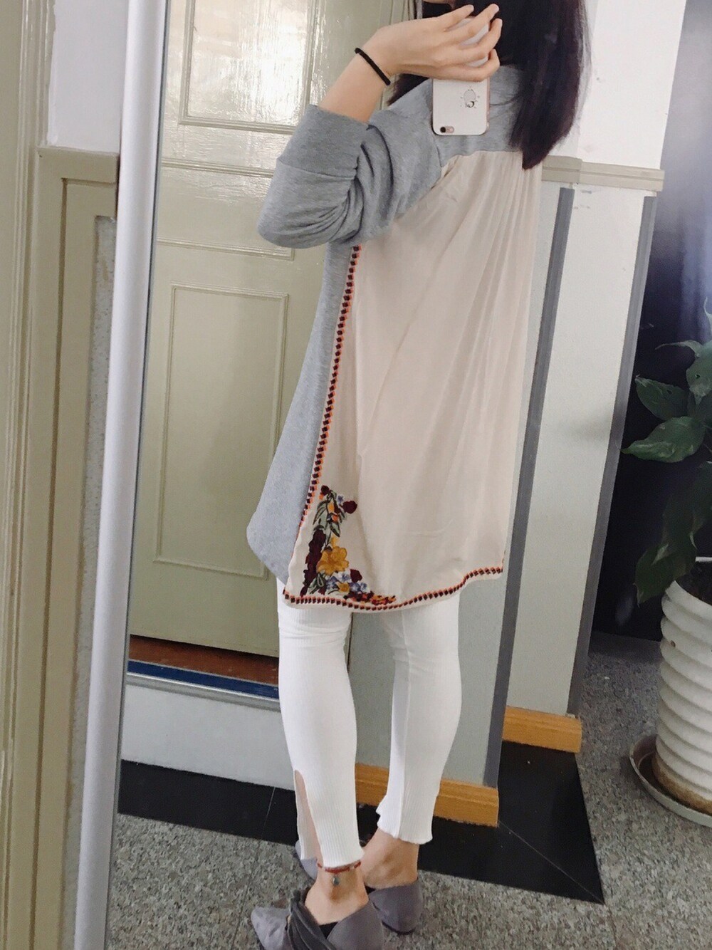 「BEARDSLEYの後ろ刺繍裏毛チュニックカットソー（Tシャツ/カットソー、グレー系）」を使った、biscuitsさん（レディース・167cm）の秋コーディネートの1枚目の写真