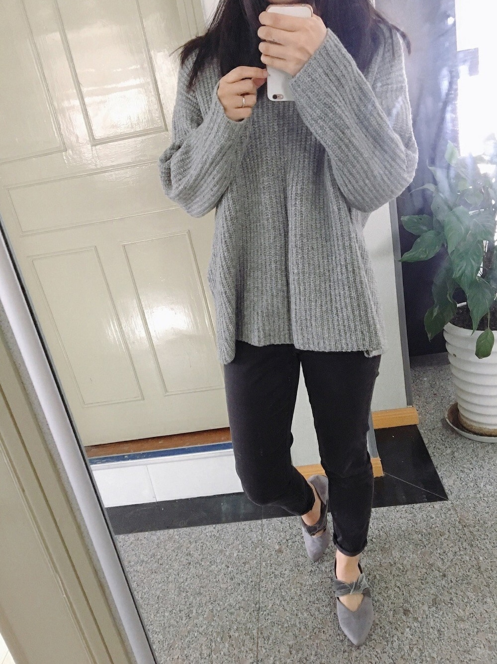 「Mila Owenのニットセットアッププルオーバー（ニット/セーター、グレー系）」を使った、biscuitsさん（レディース・167cm）の秋コーディネートの1枚目の写真