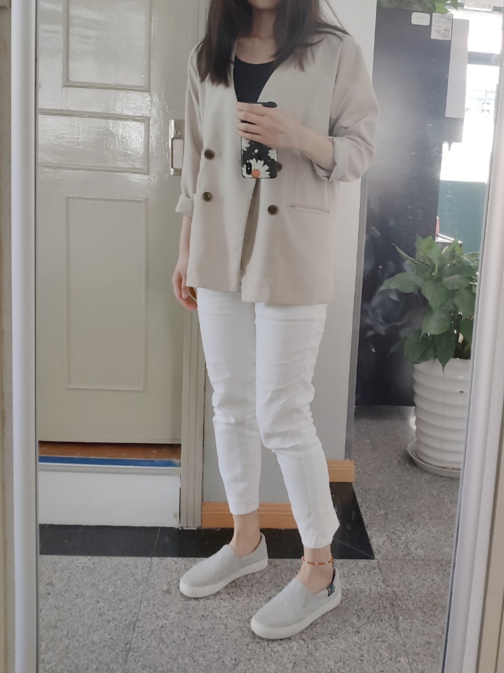 「AZUL by moussyのダブルノーカラージャケット（ノーカラージャケット、ベージュ系）」を使った、biscuitsさん（レディース・167cm）の春コーディネートの1枚目の写真