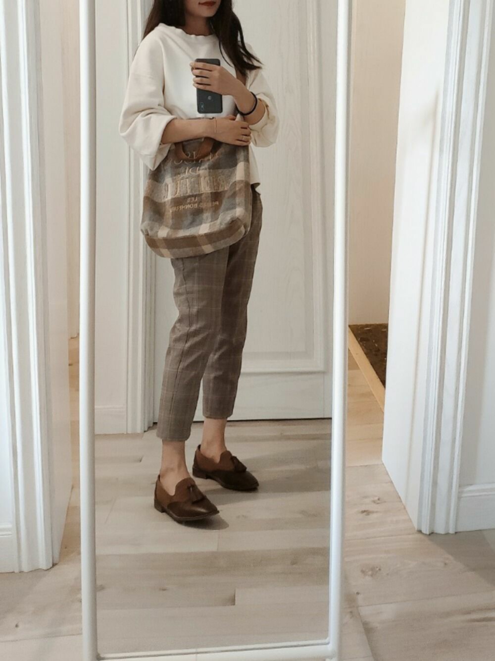 「ootd、街头搭配、休闲、チェック、秋のコーデ、アキコーデ」｜「Spick & Spanの＃オフショル プルオーバー◆（スウェット、ホワイト系）」を使った、biscuitsさん（レディース・167cm）の秋コーディネートの1枚目の写真