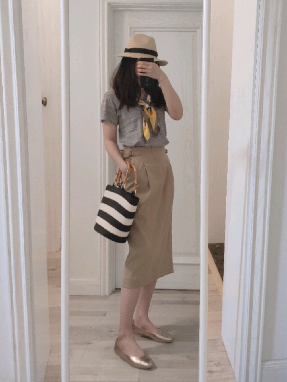 「春コーデ、夏コーデ、夏、オトナカジュアル、オトナ女子、カジュアルコーデ、大人コーデ、シンプルコーデ」｜「SLOBE IENAのSLOBE IENA Vカットスクエアパンプス◆（パンプス、ゴールド系）」を使った、biscuitsさん（レディース・167cm）の春コーディネートの1枚目の写真
