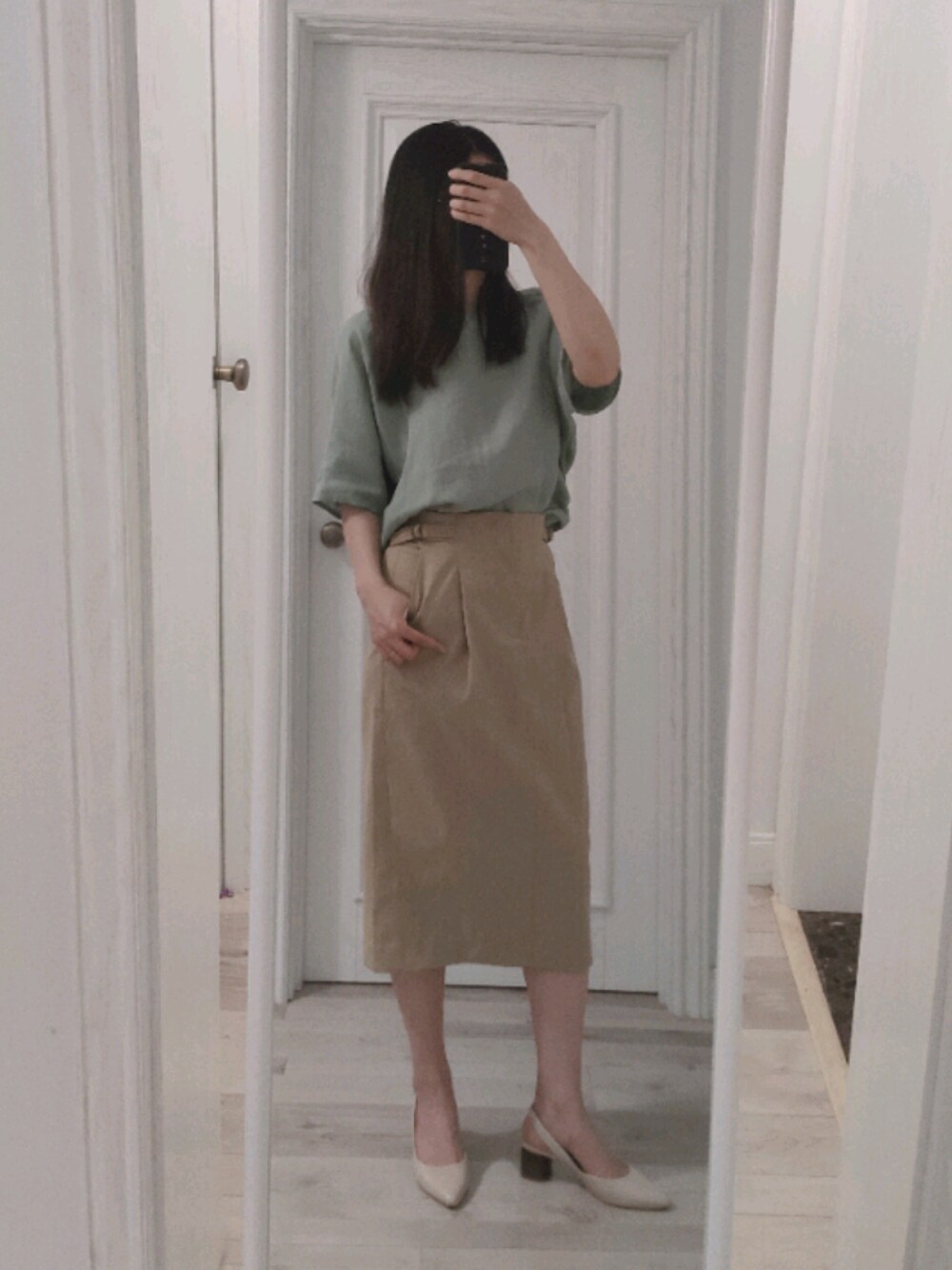 「夏、ootd、大人カジュアル、大人コーデ、カジュアル、カジュアルコーデ、オトナカジュアル、オトナ女子、おしゃれさんと繋がりたい、シンプル」｜「SLOBE IENAのスパンライクチノタックスカート◆（スカート、ベージュ系）」を使った、biscuitsさん（レディース・167cm）の夏コーディネートの1枚目の写真