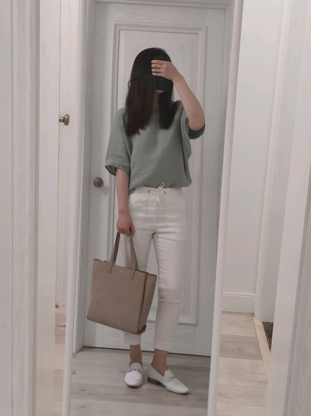「ootd、夏、カジュアル、カジュアルコーデ、オトナカジュアル、おしゃれさんと繋がりたい、大人カジュアル、シンプル、シンプルコーデ、秋のコーデ」｜「BAYFLOWのBAYFLOW／リネンストレッチパンツ　17SS（その他パンツ、ホワイト系）」を使った、biscuitsさん（レディース・167cm）の秋コーディネートの1枚目の写真