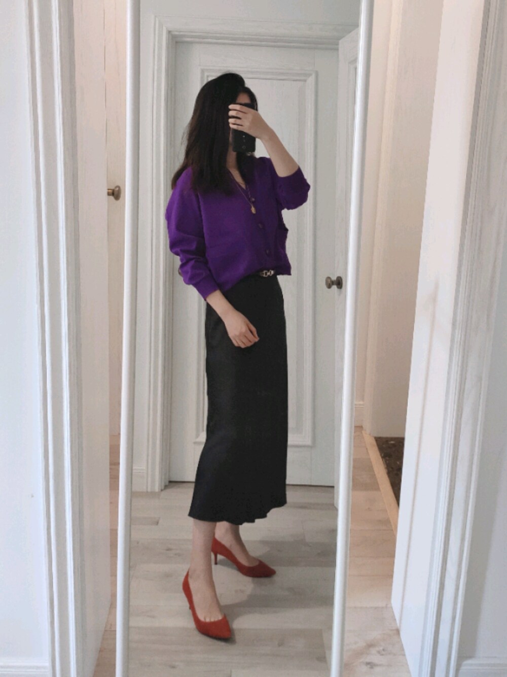 「ootd、秋のコーデ、秋コーデ、オトナカジュアル、おしゃれさんと繋がりたい、カジュアル、カジュアルコーデ、オトナ女子、シンプル、シンプルコーデ」｜「ADAM ET ROPE'のポリ強撚Vネックカーディガン（カーディガン/ボレロ、パープル系）」を使った、biscuitsさん（レディース・167cm）の秋コーディネートの1枚目の写真