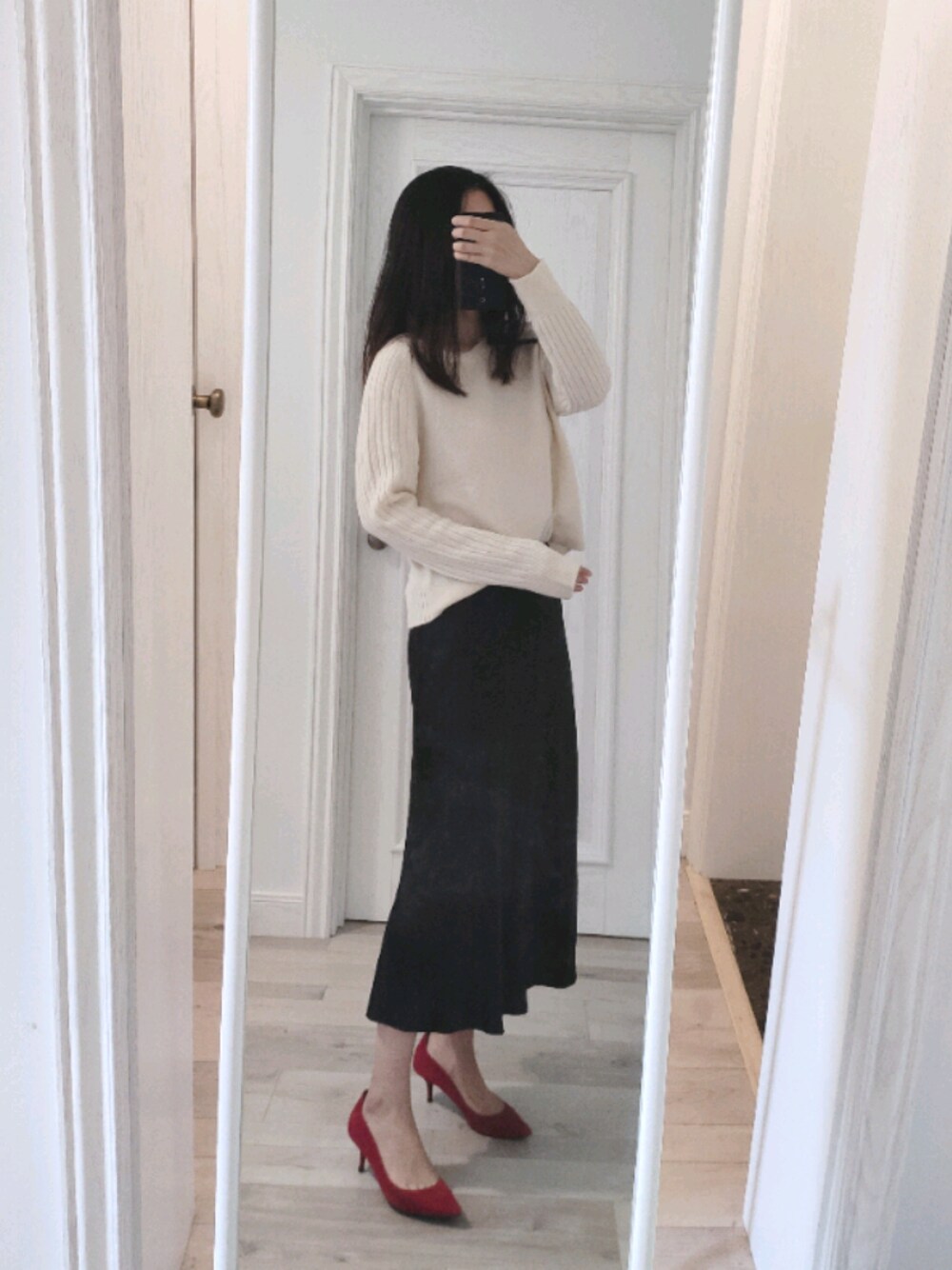 「冬コーデ、ootd、秋のコーデ、カジュアル、カジュアルコーデ、オトナカジュアル、オトナ女子、おしゃれさんと繋がりたい、シンプル、シンプルコーデ」｜「SHIPSのフォックスVネックプルオーバー◇（ニット/セーター、ホワイト系）」を使った、biscuitsさん（レディース・167cm）の秋コーディネートの1枚目の写真