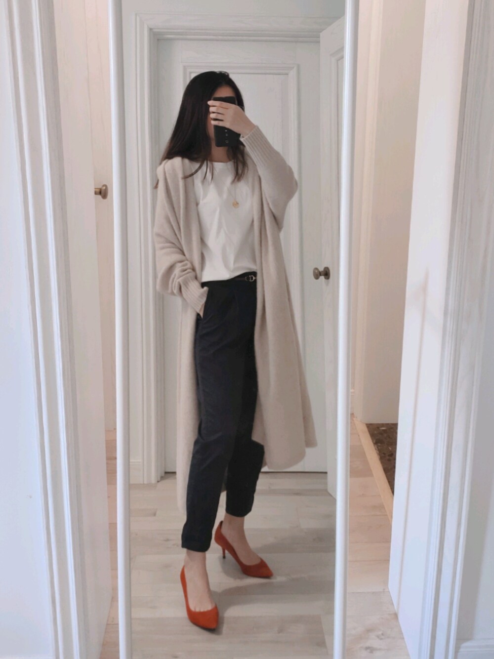 「ootd、冬コーデ、大人カジュアル、オトナカジュアル、おしゃれさんと繋がりたい、シンプル、シンプルコーデ、オトナ女子、カジュアル、カジュアルコーデ」｜「Whim Gazetteのフォックスロングカーディガン（カーディガン/ボレロ、ベージュ系）」を使った、biscuitsさん（レディース・167cm）の冬コーディネートの1枚目の写真