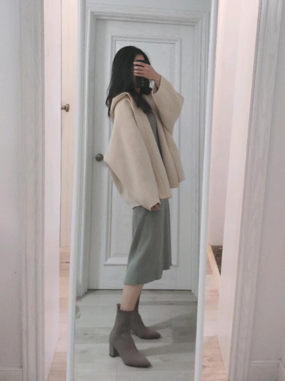 「ootd、冬コーデ、大人カジュアル、カジュアル、カジュアルコーデ、オトナカジュアル、おしゃれさんと繋がりたい、オーバーサイズ、シンプル、シンプルコーデ」｜「PROPORTION BODY DRESSINGのアシンメトリーマーメイドリブニットワンピース（ワンピース、グリーン系）」を使った、biscuitsさん（レディース・167cm）の冬コーディネートの1枚目の写真