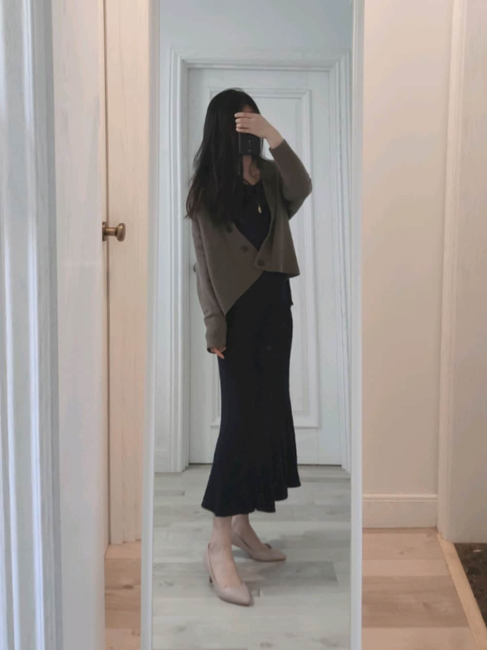 「春コーデ、ootd、大人カジュアル、カジュアル、カジュアルコーデ、オトナカジュアル、シンプル、シンプルコーデ、おしゃれさんと繋がりたい」｜「NobleのC/Nyパイルライクニットキャミワンピース◆（ワンピース、ブルー系）」を使った、biscuitsさん（レディース・167cm）の春コーディネートの1枚目の写真