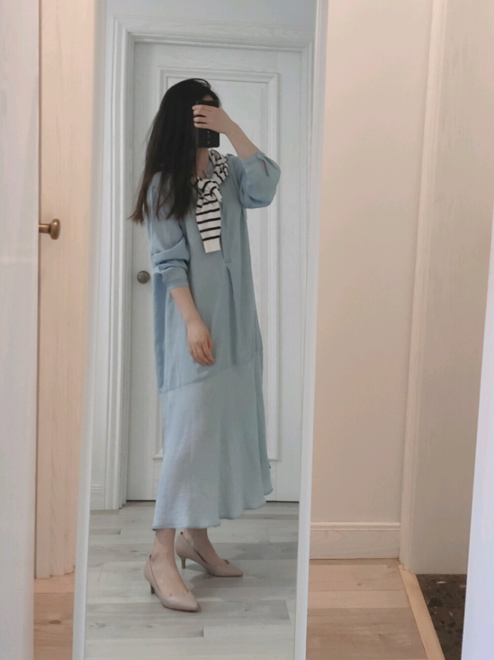「ootd、夏コーデ、春コーデ、カジュアル、カジュアルコーデ、オトナカジュアル、おしゃれさんと繋がりたい、シンプル、シンプルコーデ、夏」｜「F by ROSSOのF by ROSSO　シャンブレーデニムフレアワンピース（ワンピース、ブルー系）」を使った、biscuitsさん（レディース・167cm）の春コーディネートの1枚目の写真