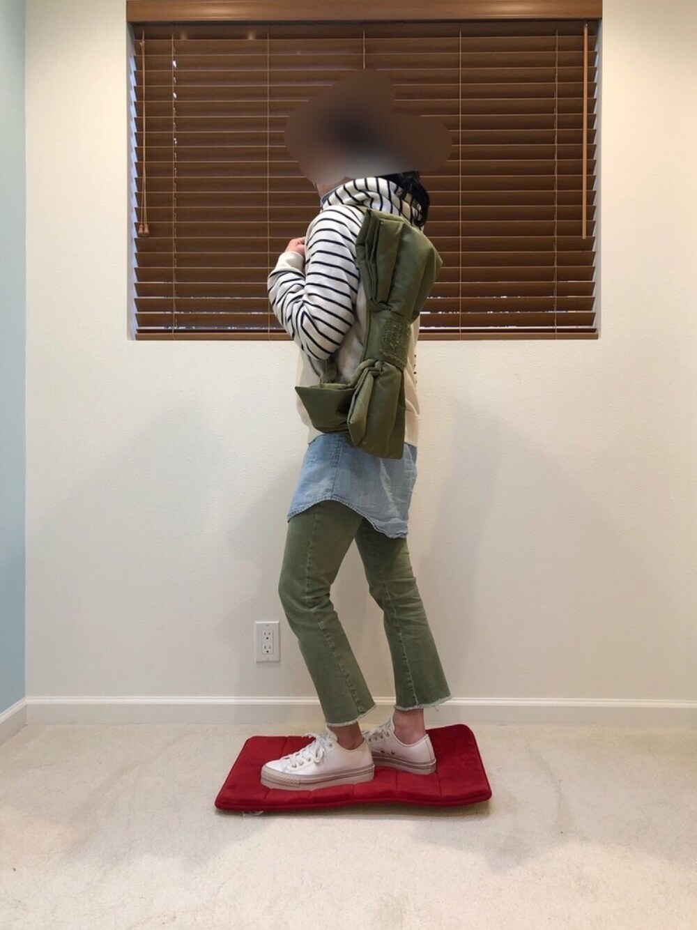 「アラフィフカジュアル、アラフォーカジュアル、おばさん後押しコーデ、pumaxfenty、UNIQLO JW ANDERSON、converse all star」｜「PUMAxFENTYのアイテム（ボディバッグ/ウエストポーチ、グリーン系）」を使った、ルノさん（レディース・158cm）の春コーディネートの1枚目の写真