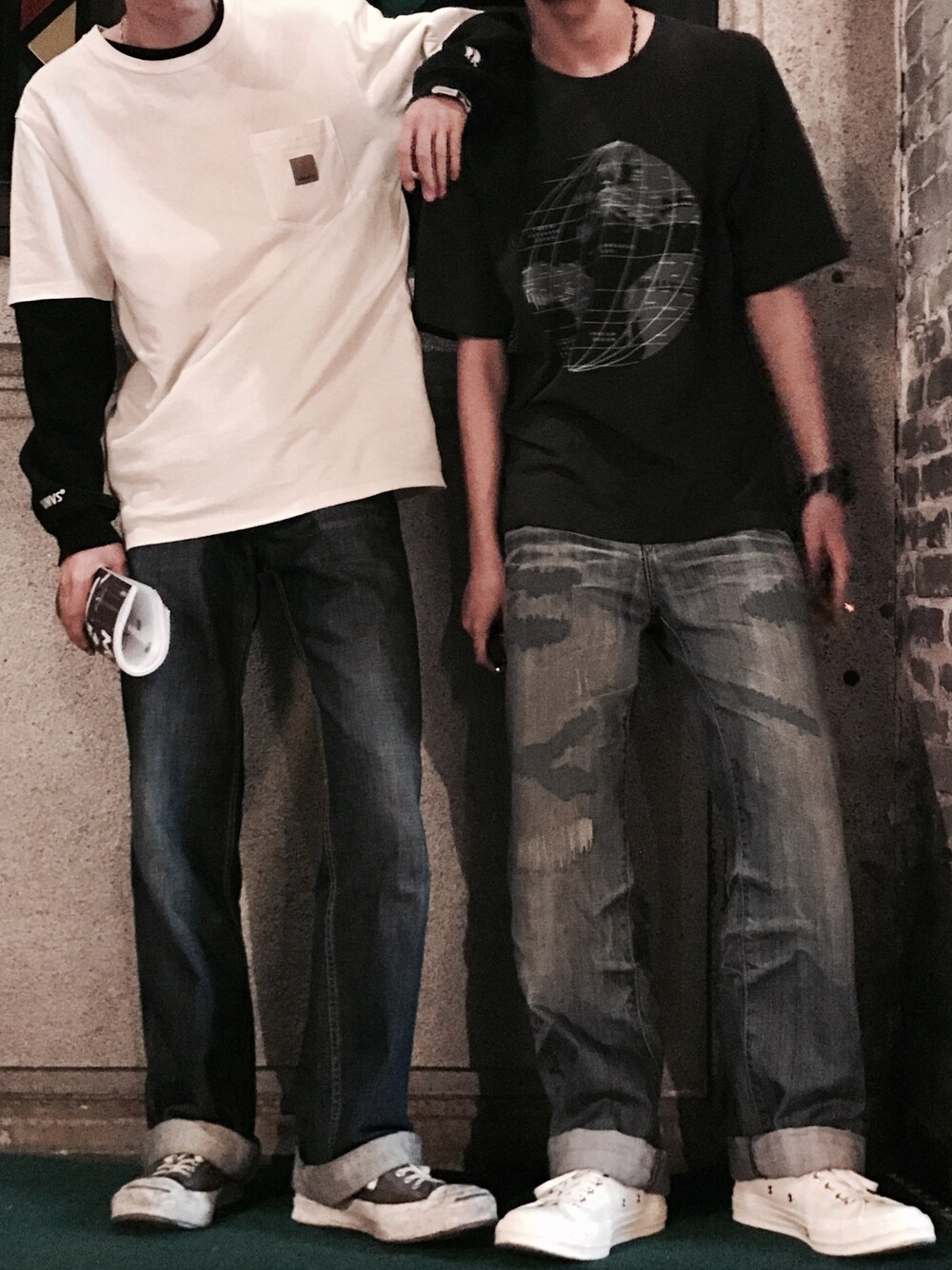 「原宿」｜「Carharttのアイテム（Tシャツ/カットソー、ホワイト系）」を使った、松生健太さん（メンズ・176cm）の春コーディネートの1枚目の写真