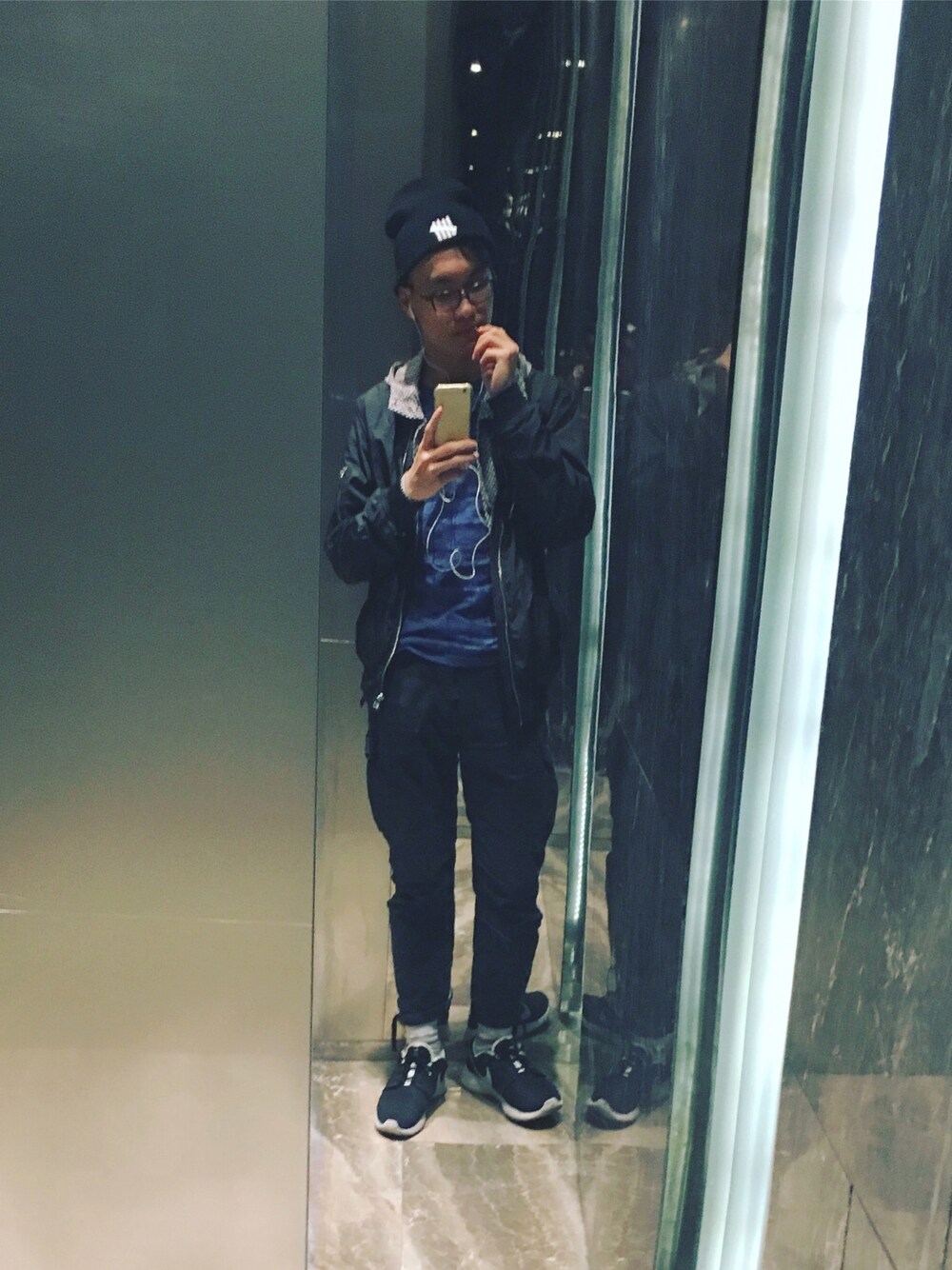 「black、LIVE、streetstyle」｜「H&Mのアイテム（Tシャツ/カットソー、ブルー系）」を使った、Gasing Wongさん（メンズ・171cm）の冬コーディネートの1枚目の写真