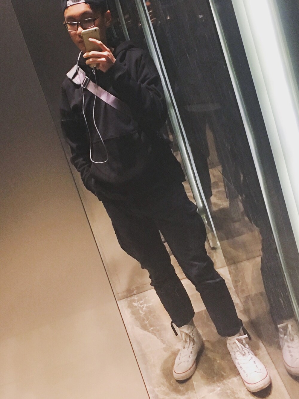 「電梯鏡、美式街頭、街頭、ALL BLACK、converse」｜「CONVERSEのアイテム（シューズ、ホワイト系）」を使った、Gasing Wongさん（メンズ・171cm）の冬コーディネートの1枚目の写真