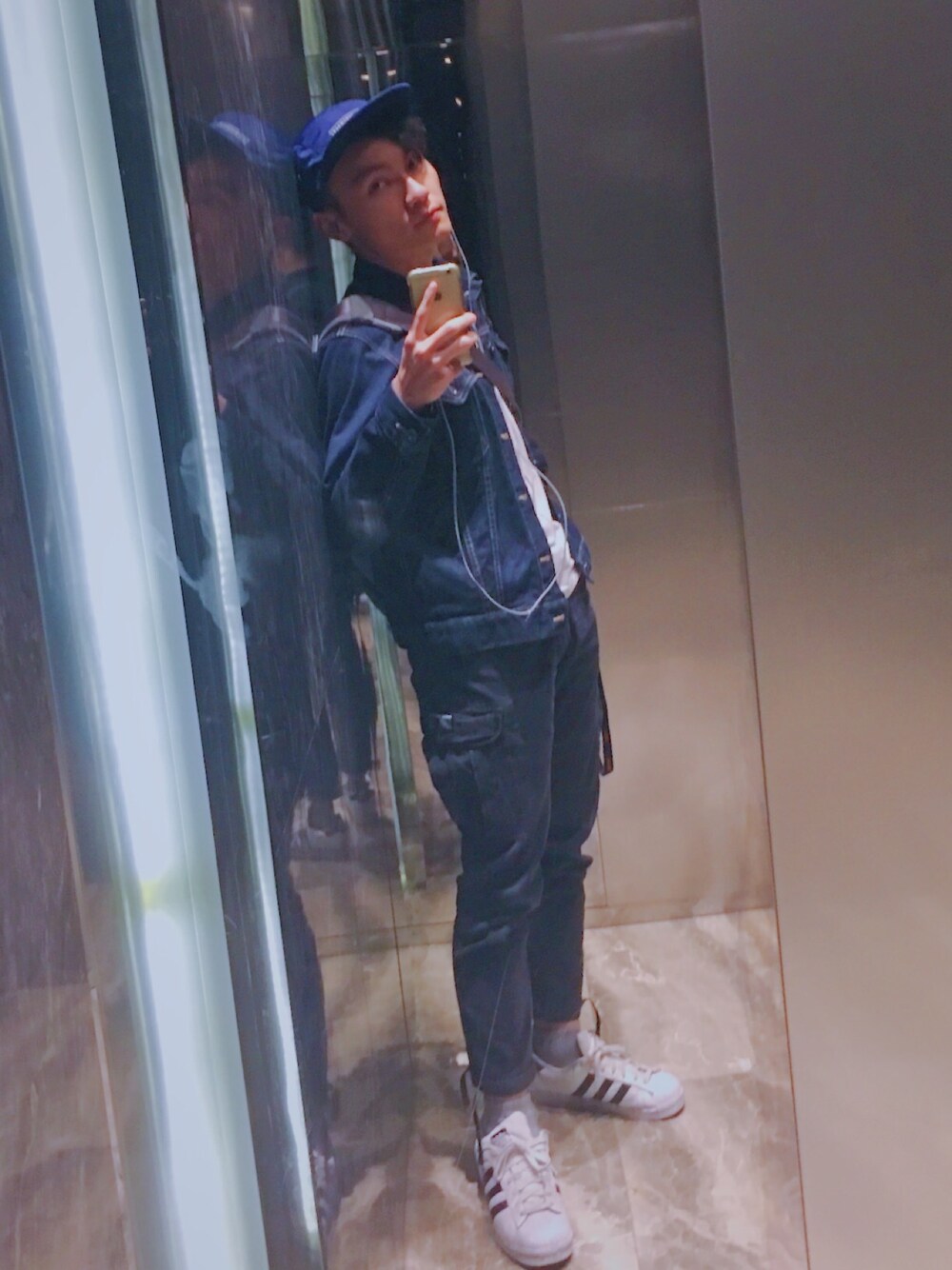 「藍色、日系、工裝、電梯鏡、adidas originals、丹寧」｜「UNIQLOのアイテム（デニムジャケット、ブルー系）」を使った、Gasing Wongさん（メンズ・171cm）の冬コーディネートの1枚目の写真
