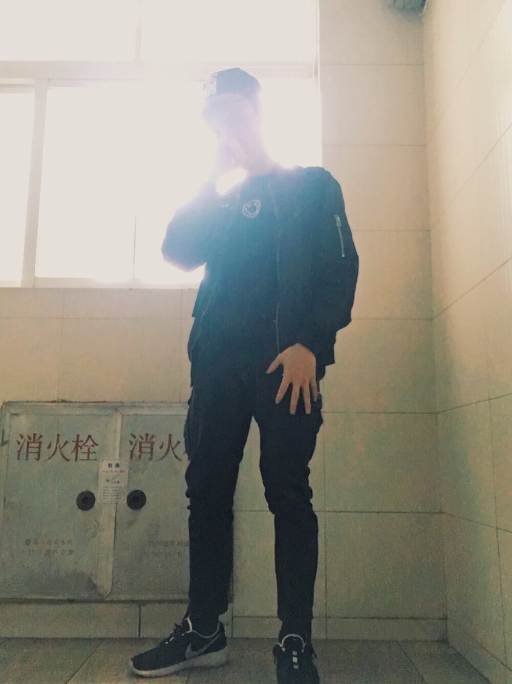「ALL BLACK、streetstyle、街頭風、樓梯間」｜「H&Mのアイテム（ブルゾン、ブラック系）」を使った、Gasing Wongさん（メンズ・171cm）の春コーディネートの1枚目の写真