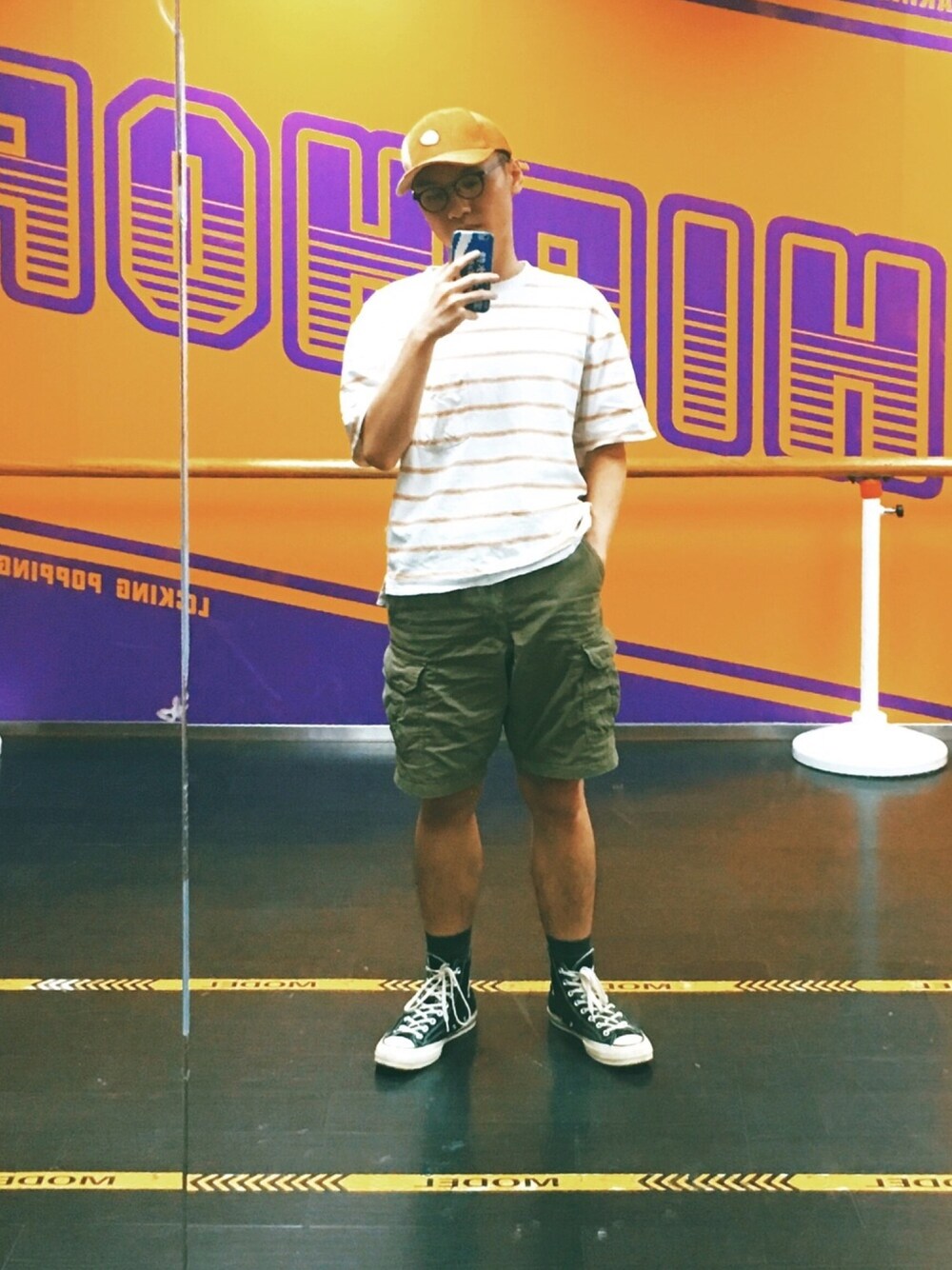 「夏、街頭、日系」｜「UNIQLOのアイテム（Tシャツ/カットソー、ホワイト系）」を使った、Gasing Wongさん（メンズ・172cm）の春コーディネートの1枚目の写真