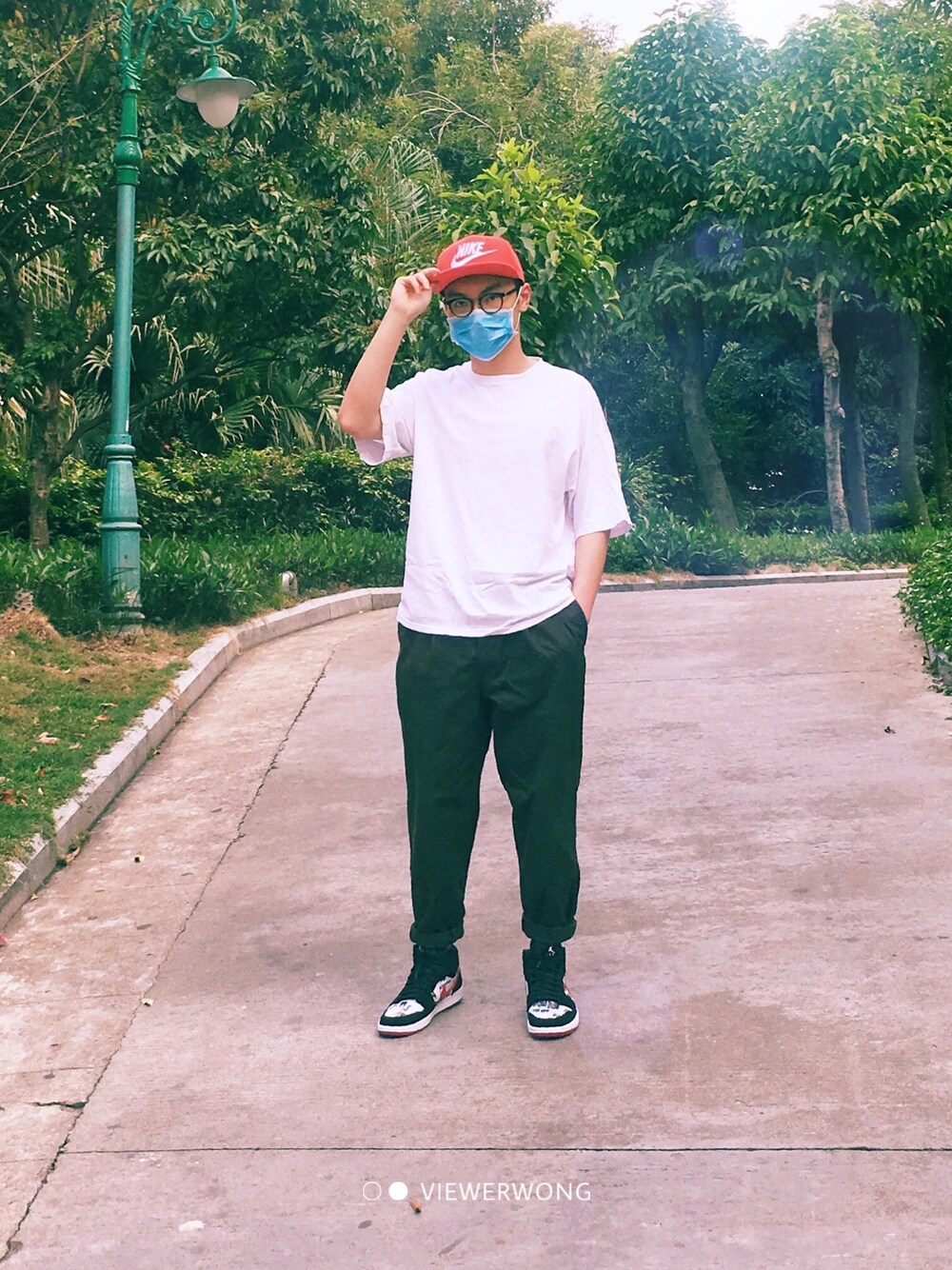 「休闲、基础款、白T、aj1、Jordan」｜「NIKEのアイテム（キャップ、レッド系）」を使った、Gasing Wongさん（メンズ・172cm）の春コーディネートの1枚目の写真