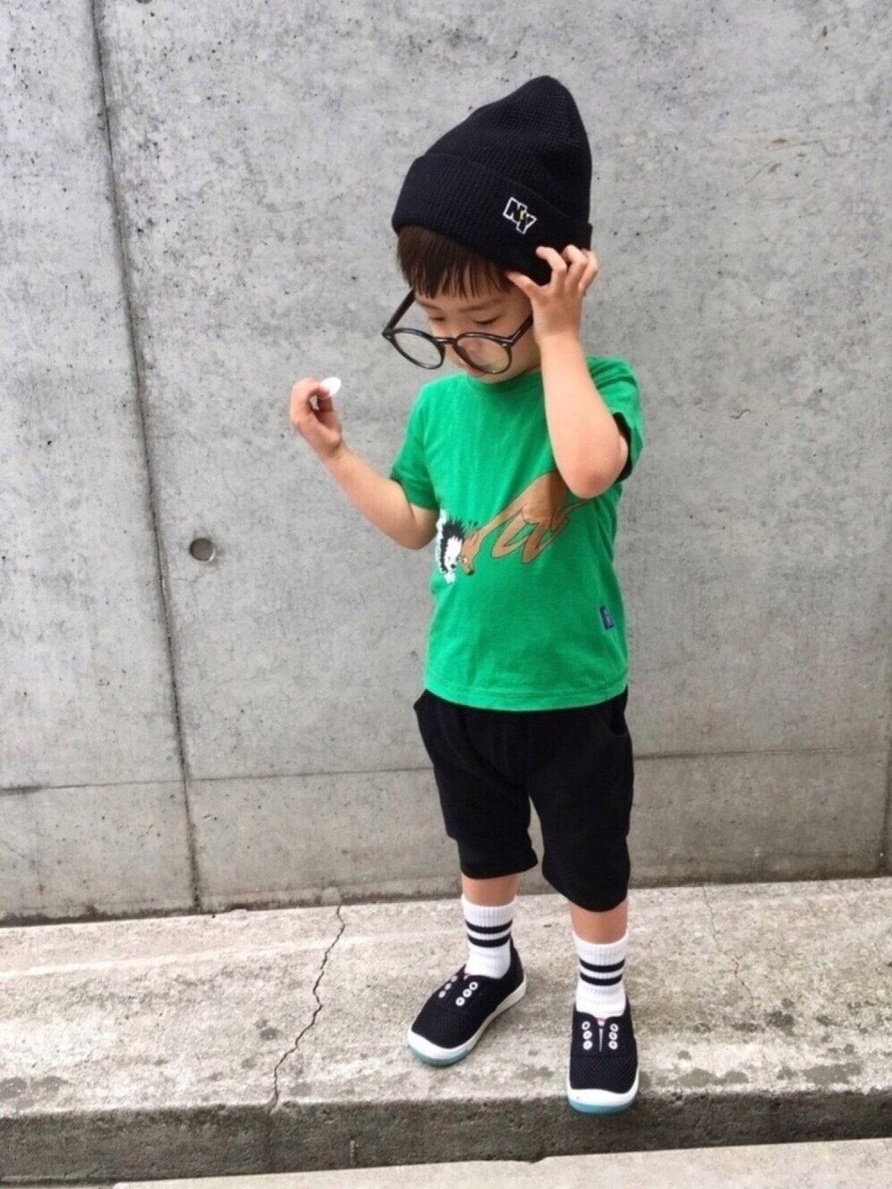 「グリーンフェス❹、kids、休日スタイル、おとこのこ、ブラック、グリーン、スポーティー、ニット帽×メガネ、メガネ男子、夏」｜「AZUL by moussyのNYミニ刺繍ニットCAP（ニットキャップ/ビーニー、ブラック系）」を使った、MAOKICHIさん（キッズ・90cm）の夏コーディネートの1枚目の写真